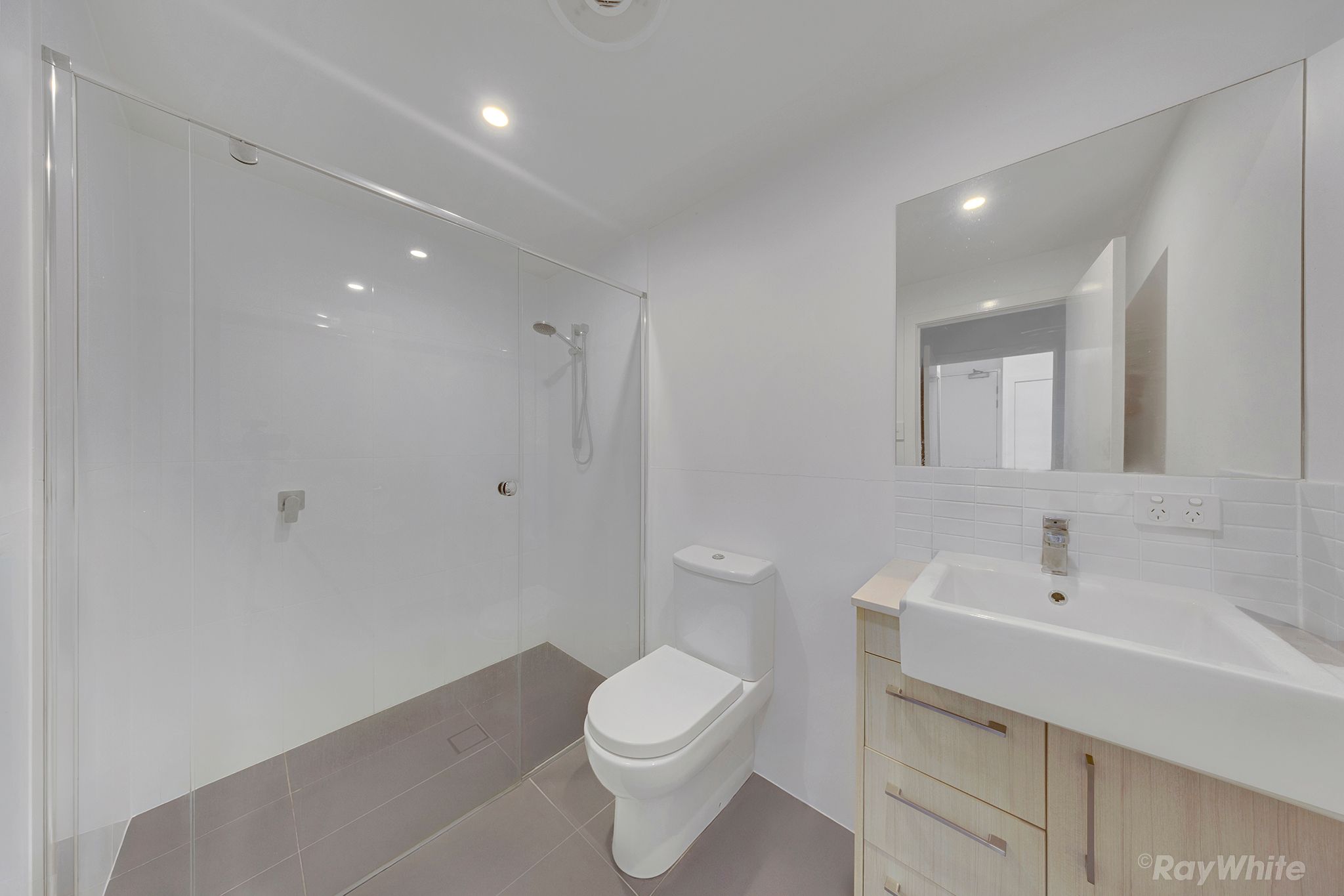2/1 Bayne Street — photo 7 of 10