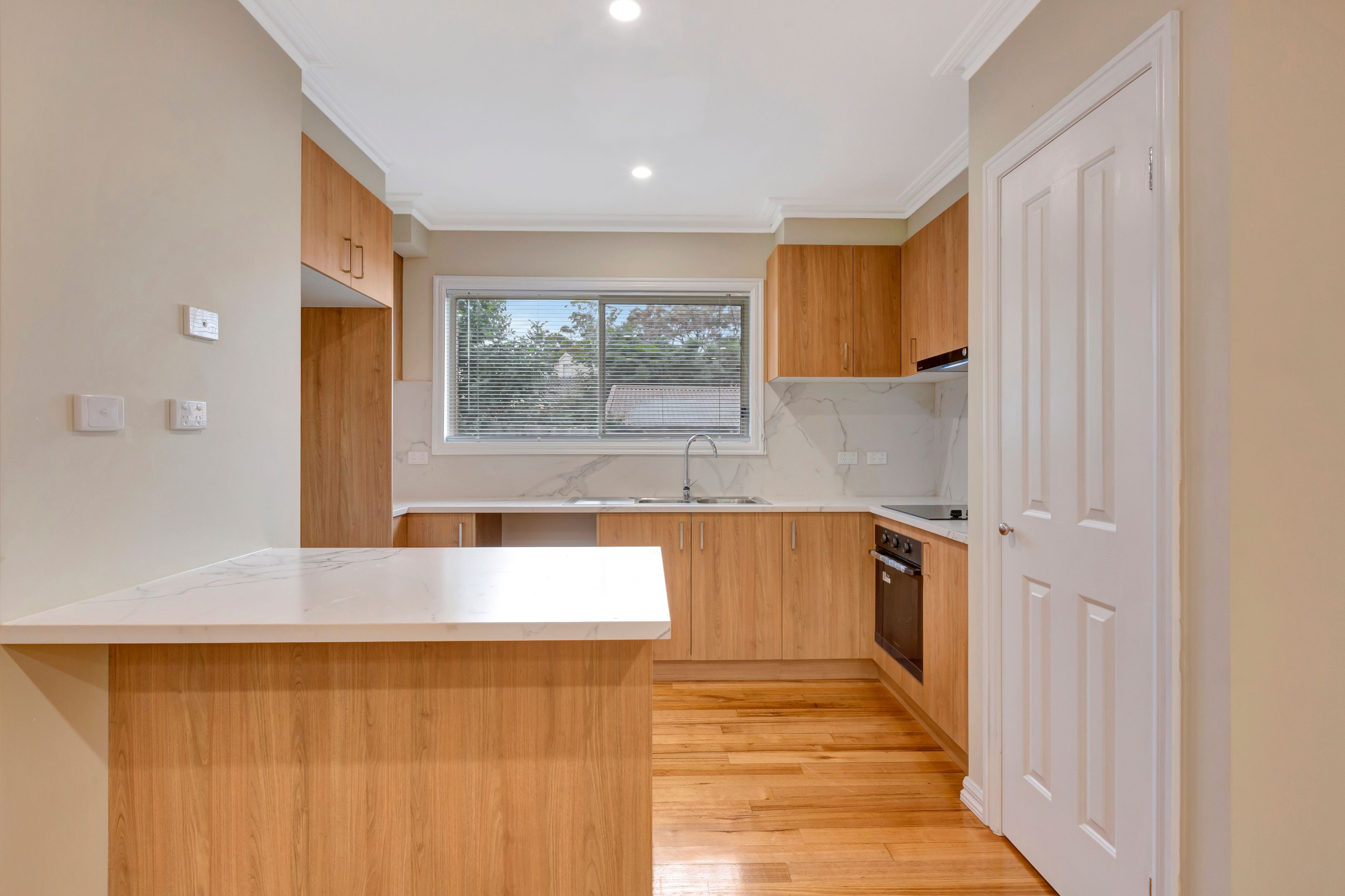 2/9 Oak Street — photo 2 of 9