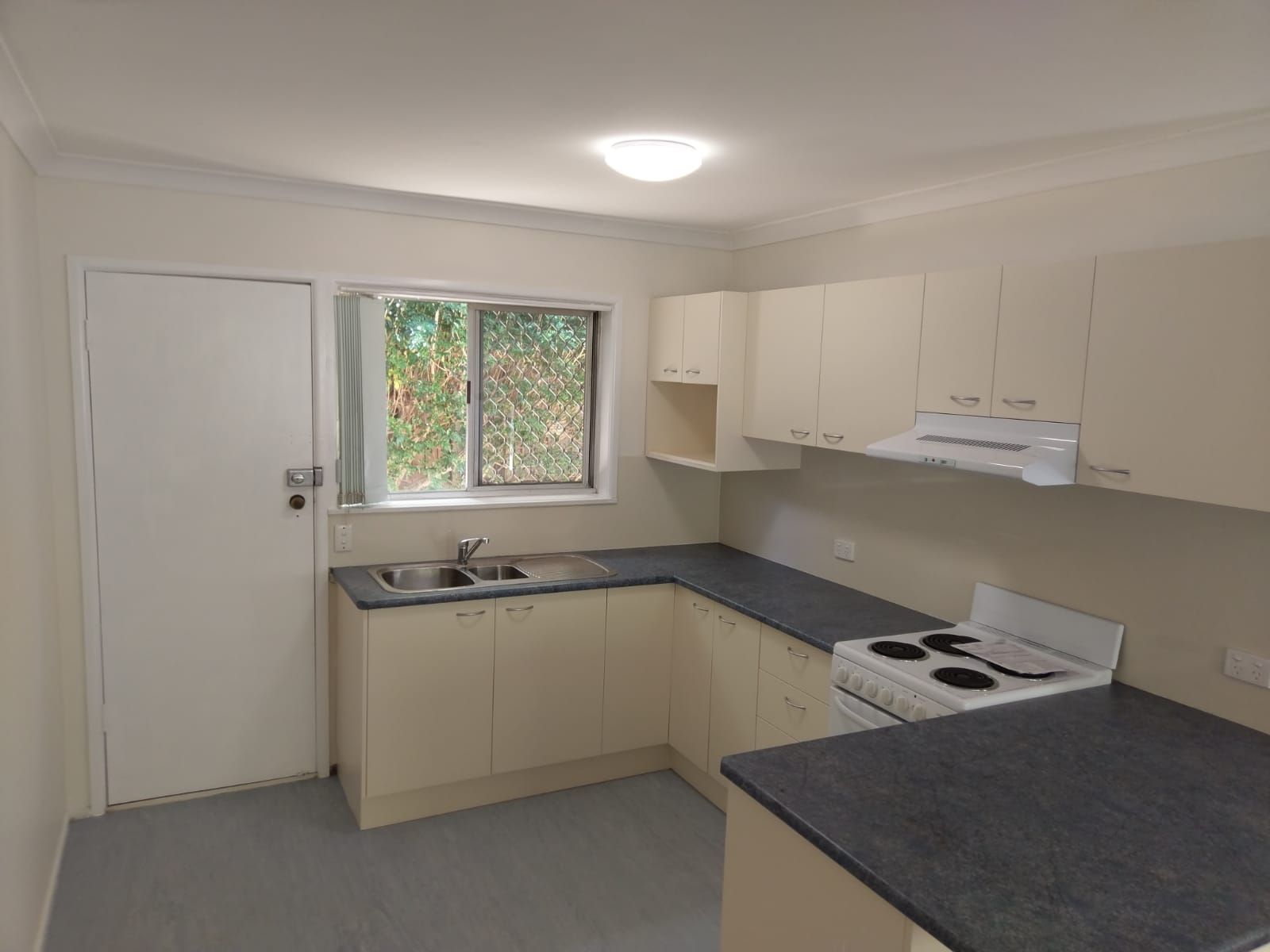 2/4 Alamine Street, Holland Park, QLD 4121