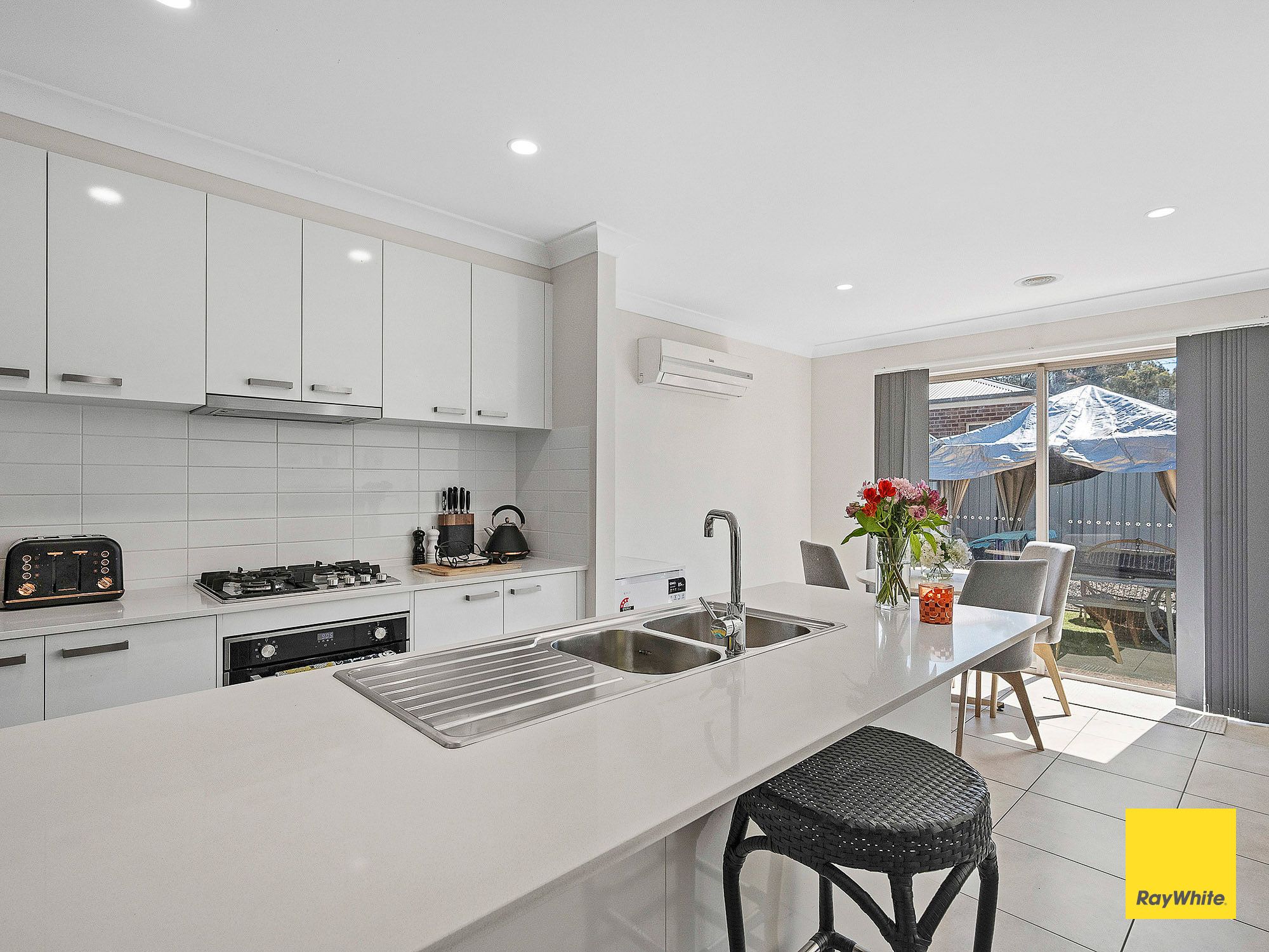 2/20A Emmett Street — photo 5 of 14
