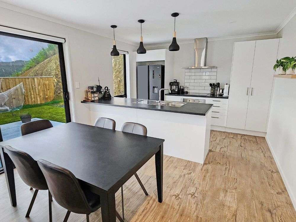 72 Antrim Crescent photo 0