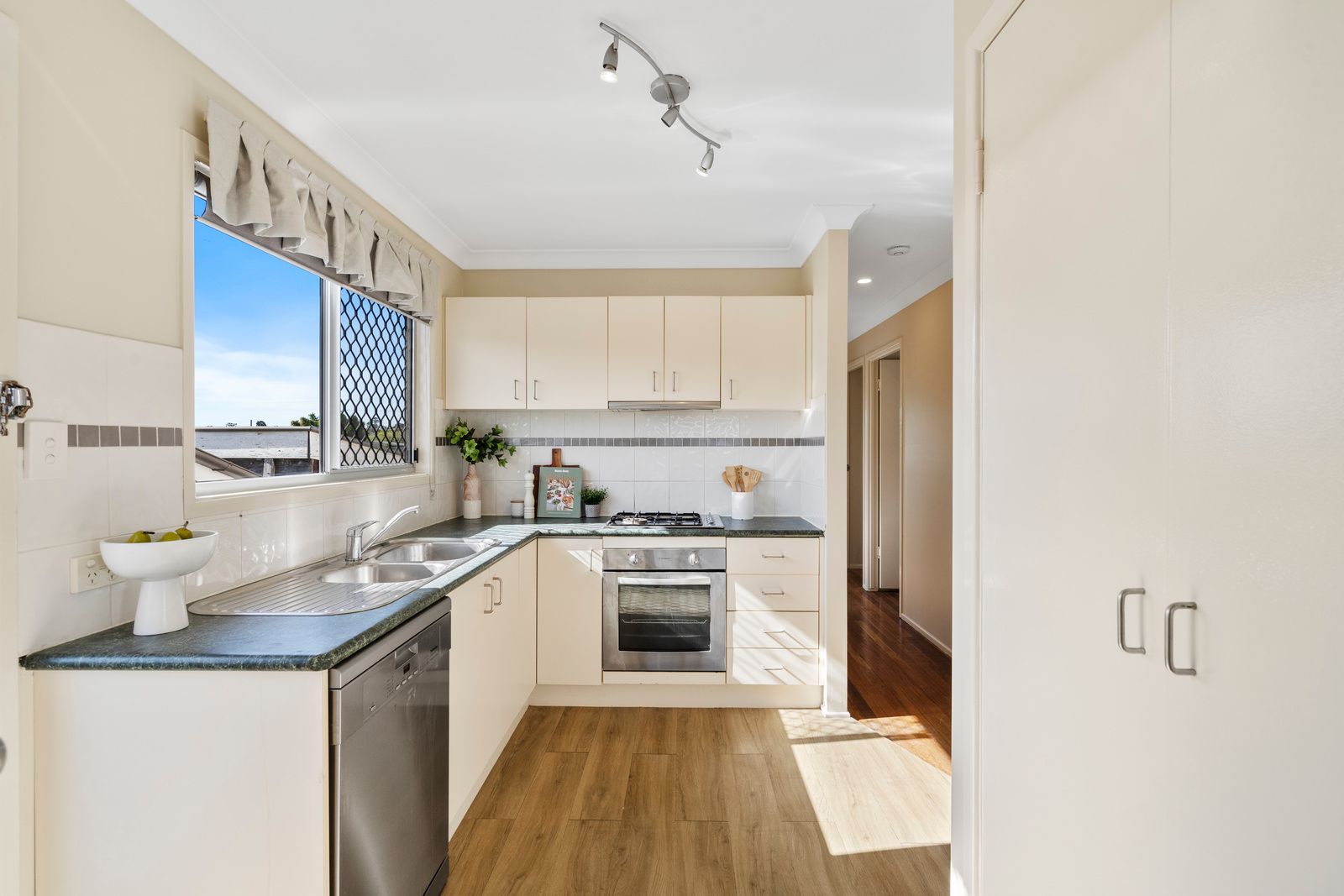 61 Dartmouth Street, Coopers Plains, QLD 4108