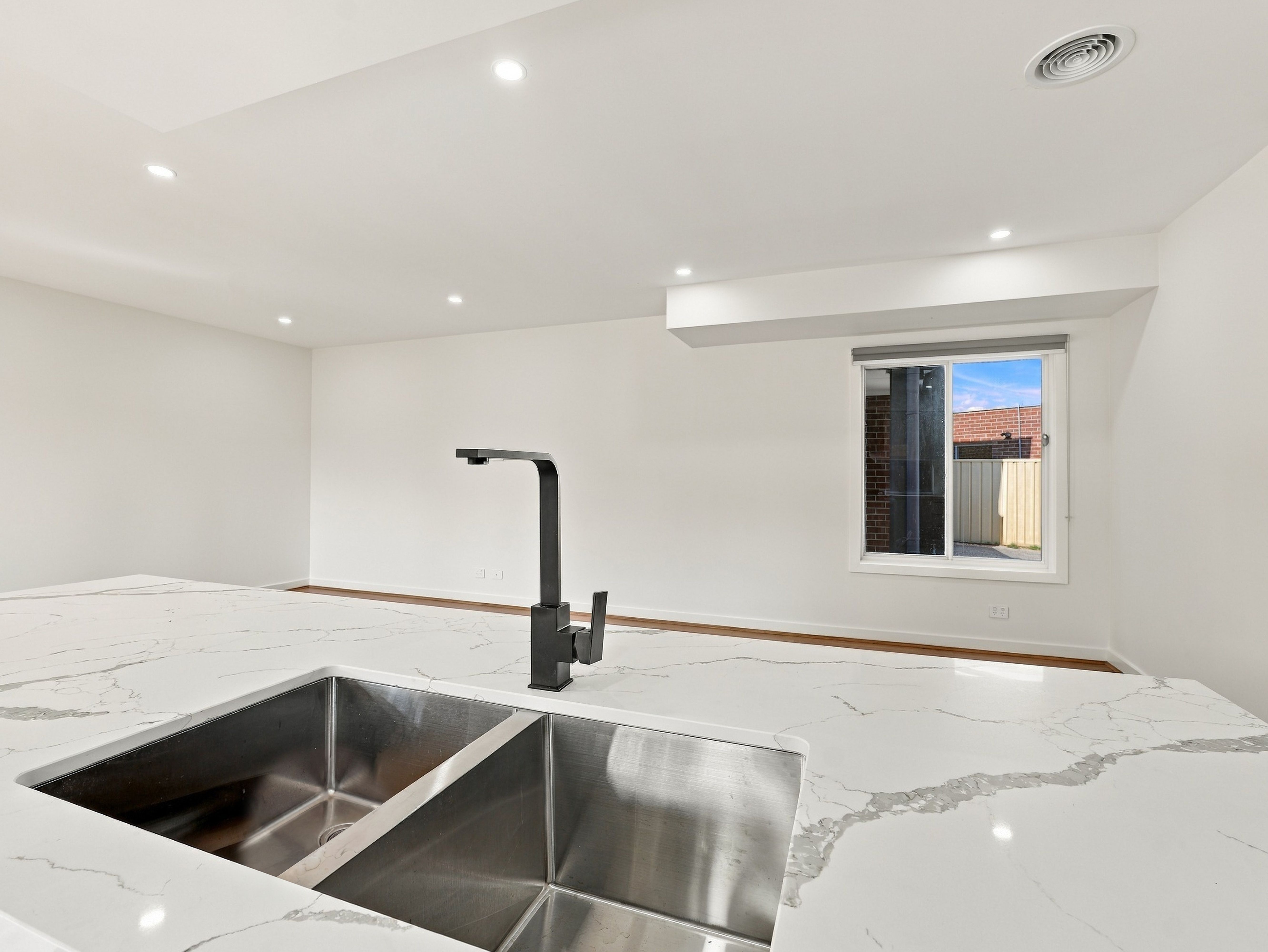 2/10 Davern Court — photo 7 of 25