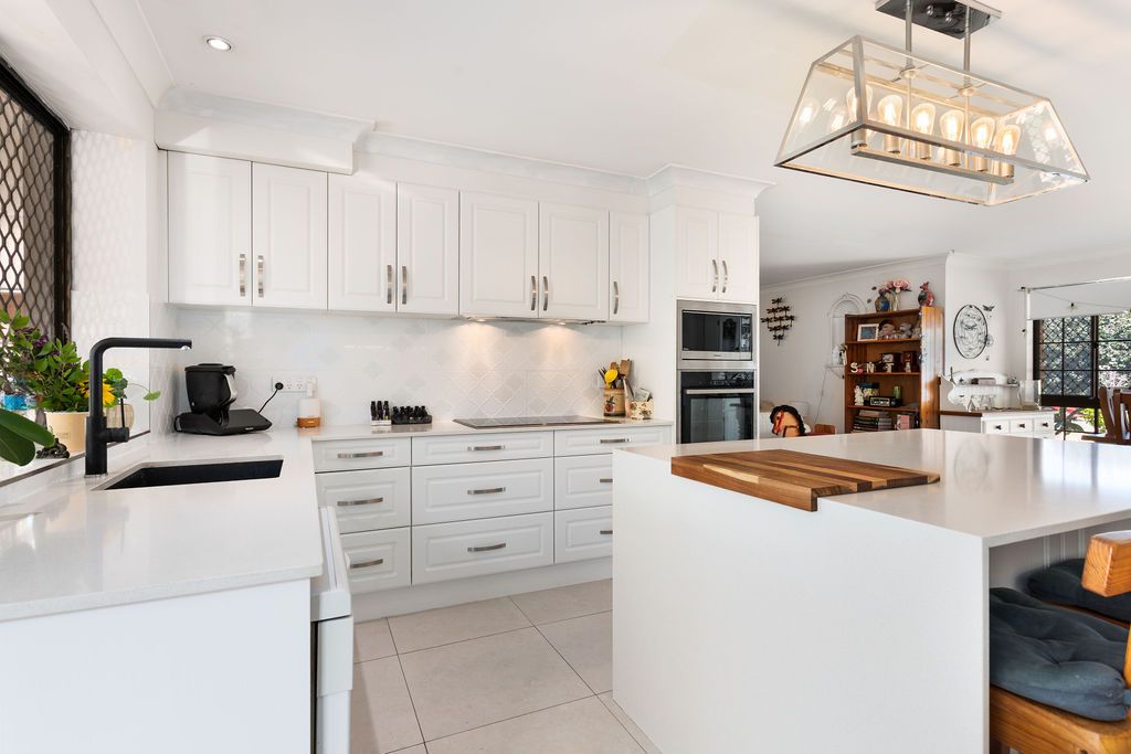 90 Reif Street, Flinders View, QLD 4305