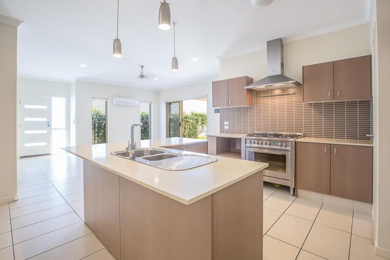 1/12 CABRIOLET Way, Upper Coomera, QLD 4209