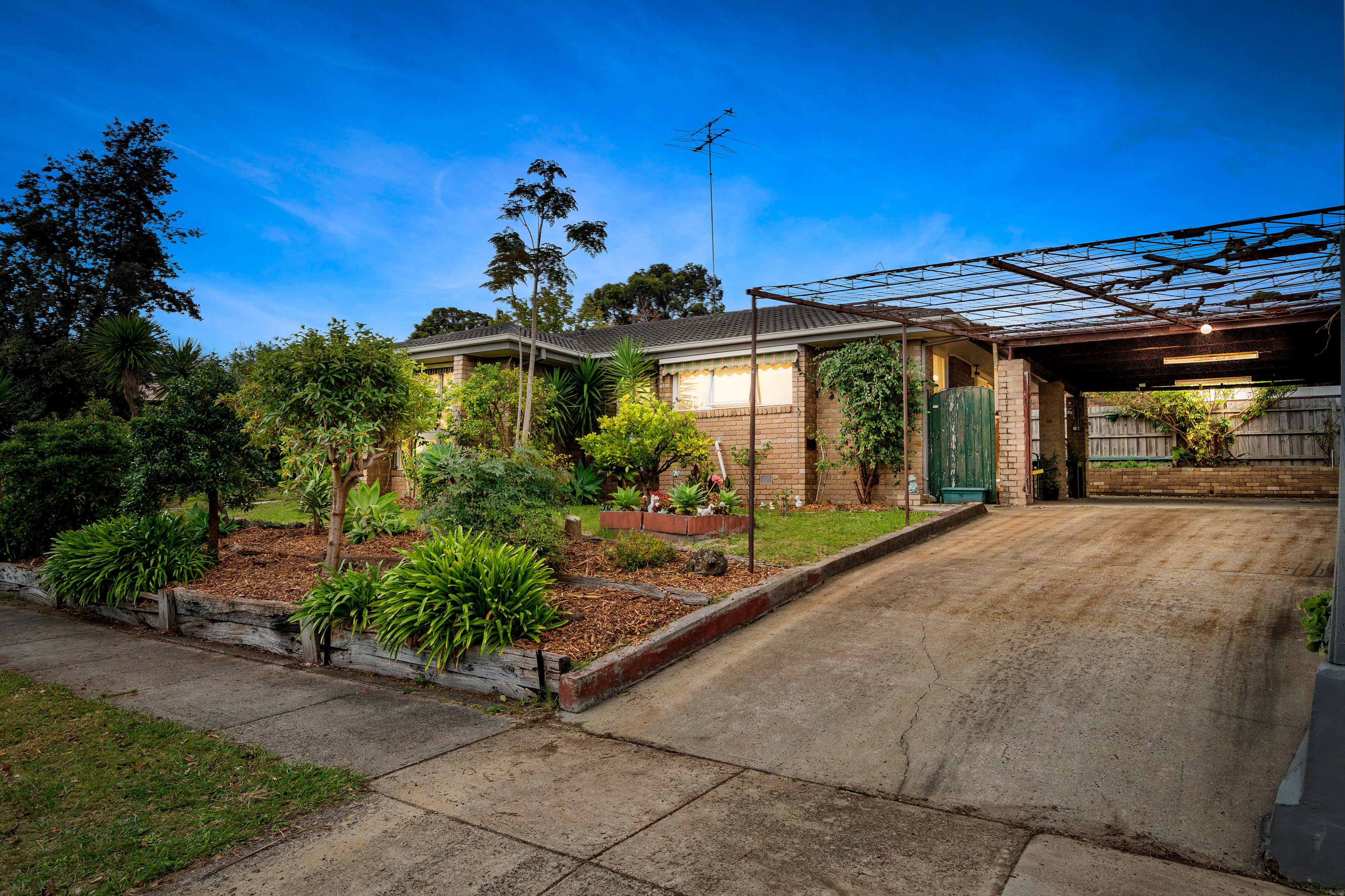 16 Nicholson Close, Endeavour Hills VIC 3802