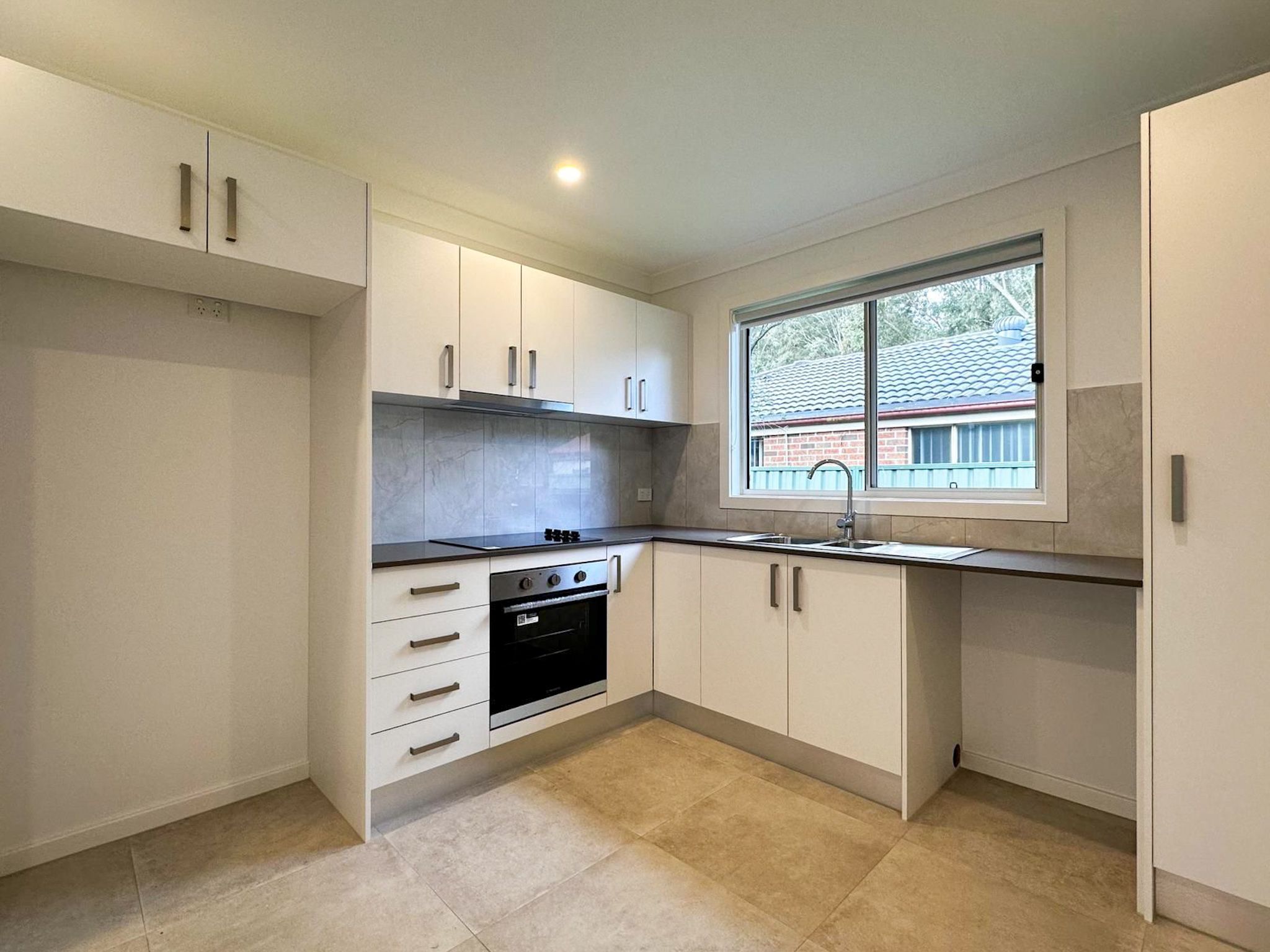 102a Hume Crescent — photo 3 of 12