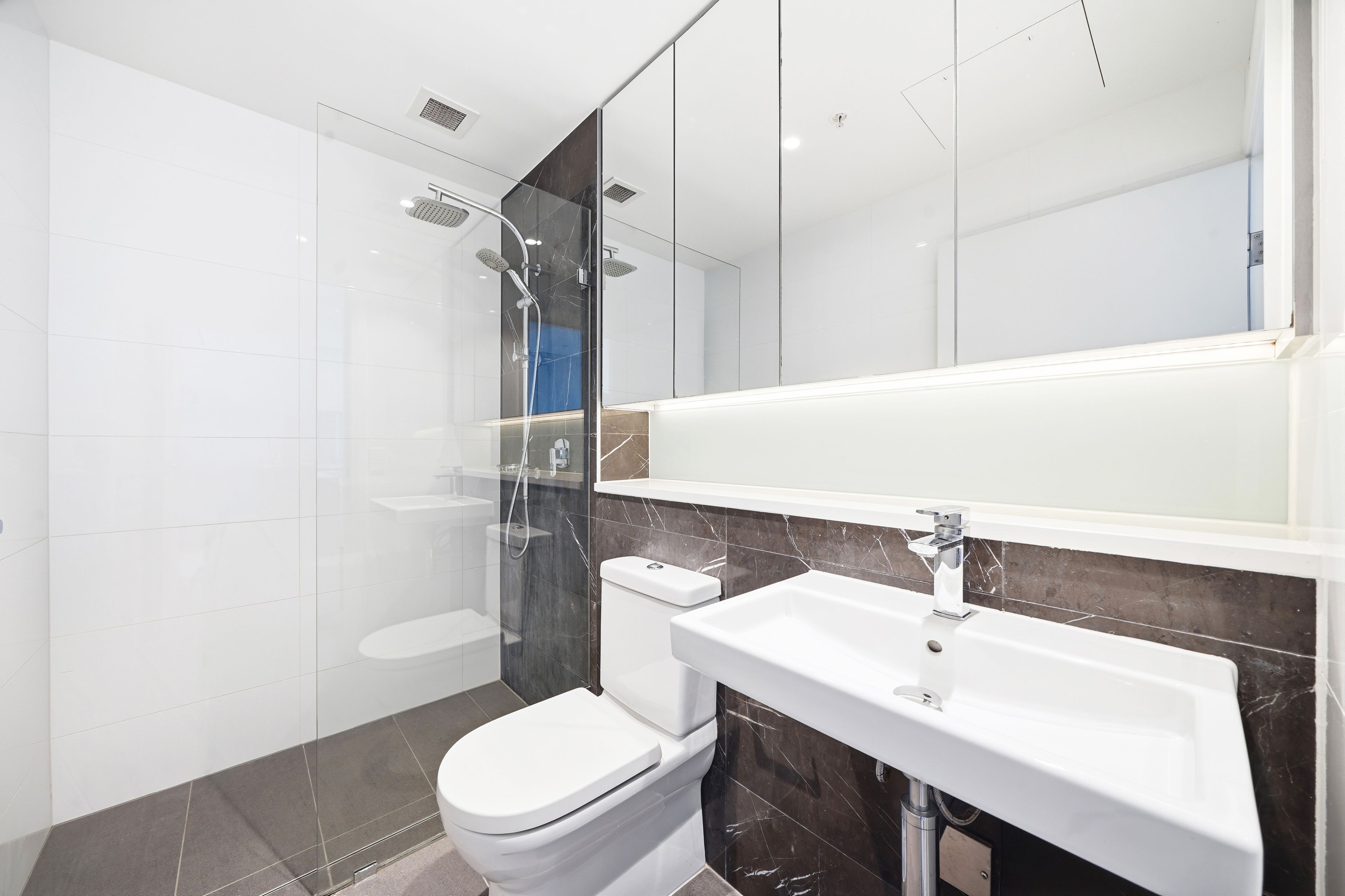 1407/2 Waterways Street — photo 8 of 12