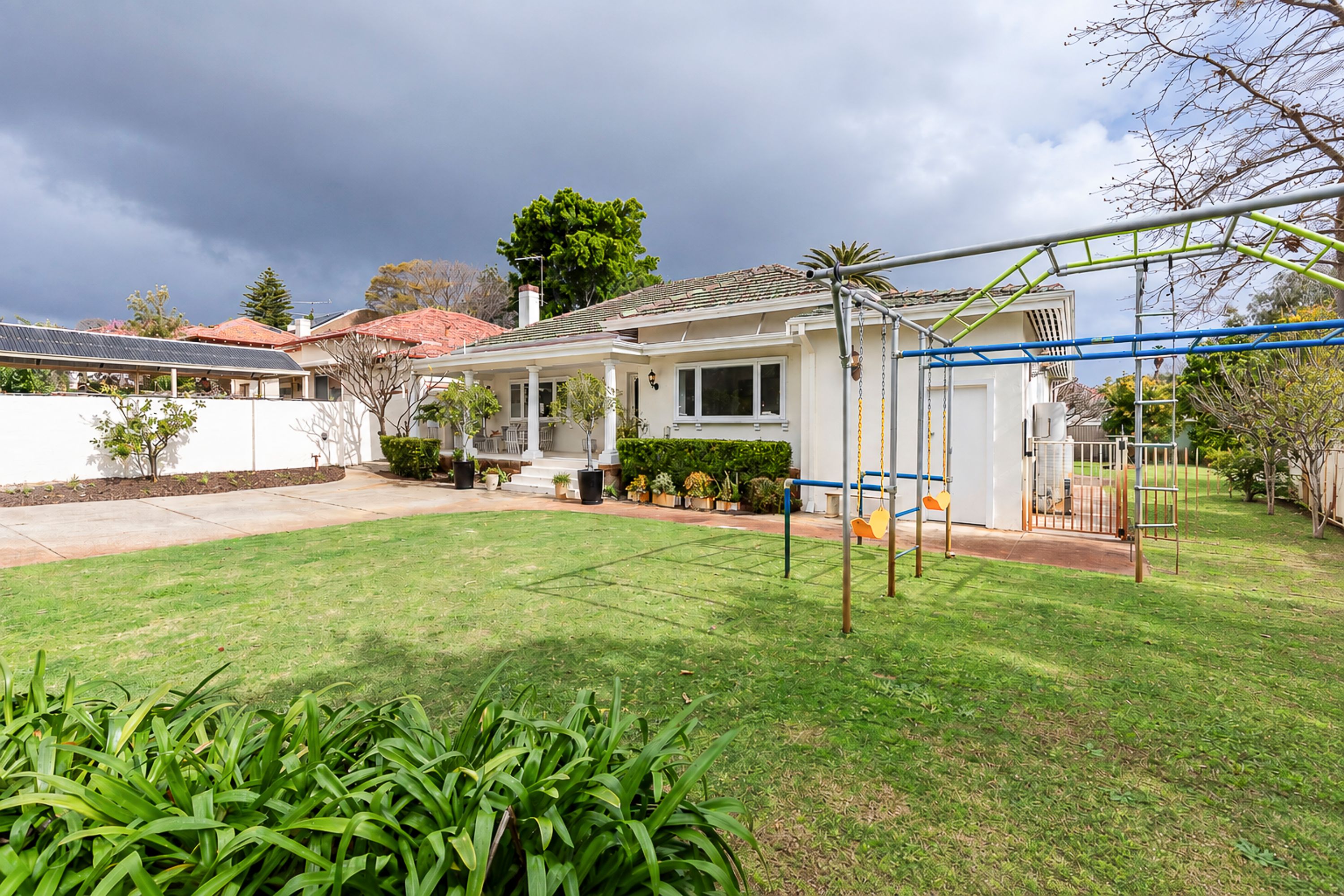 17 Thongsbridge Street, Menora, WA 6050