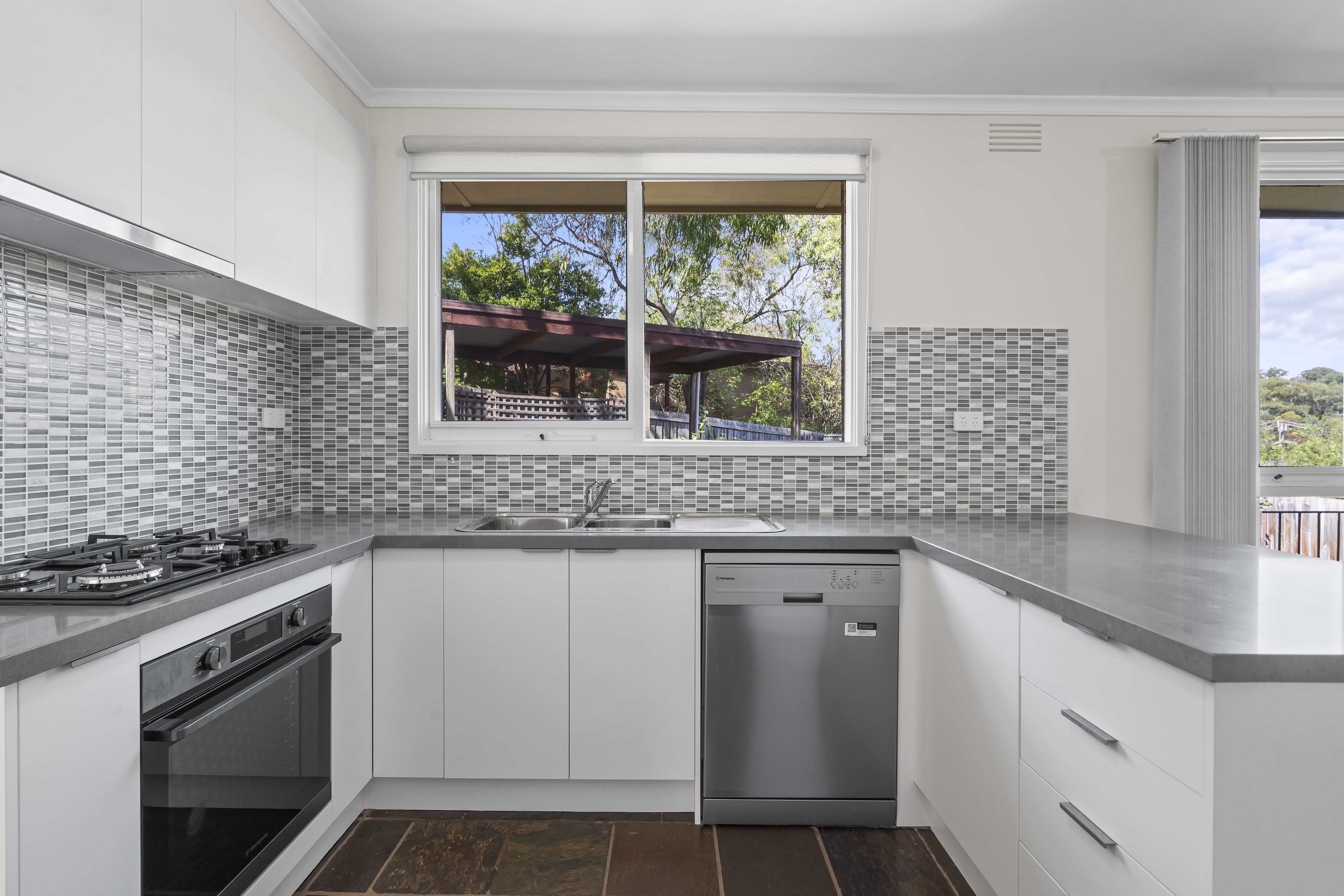 8 Renshaw Drive, Eltham, VIC 3095