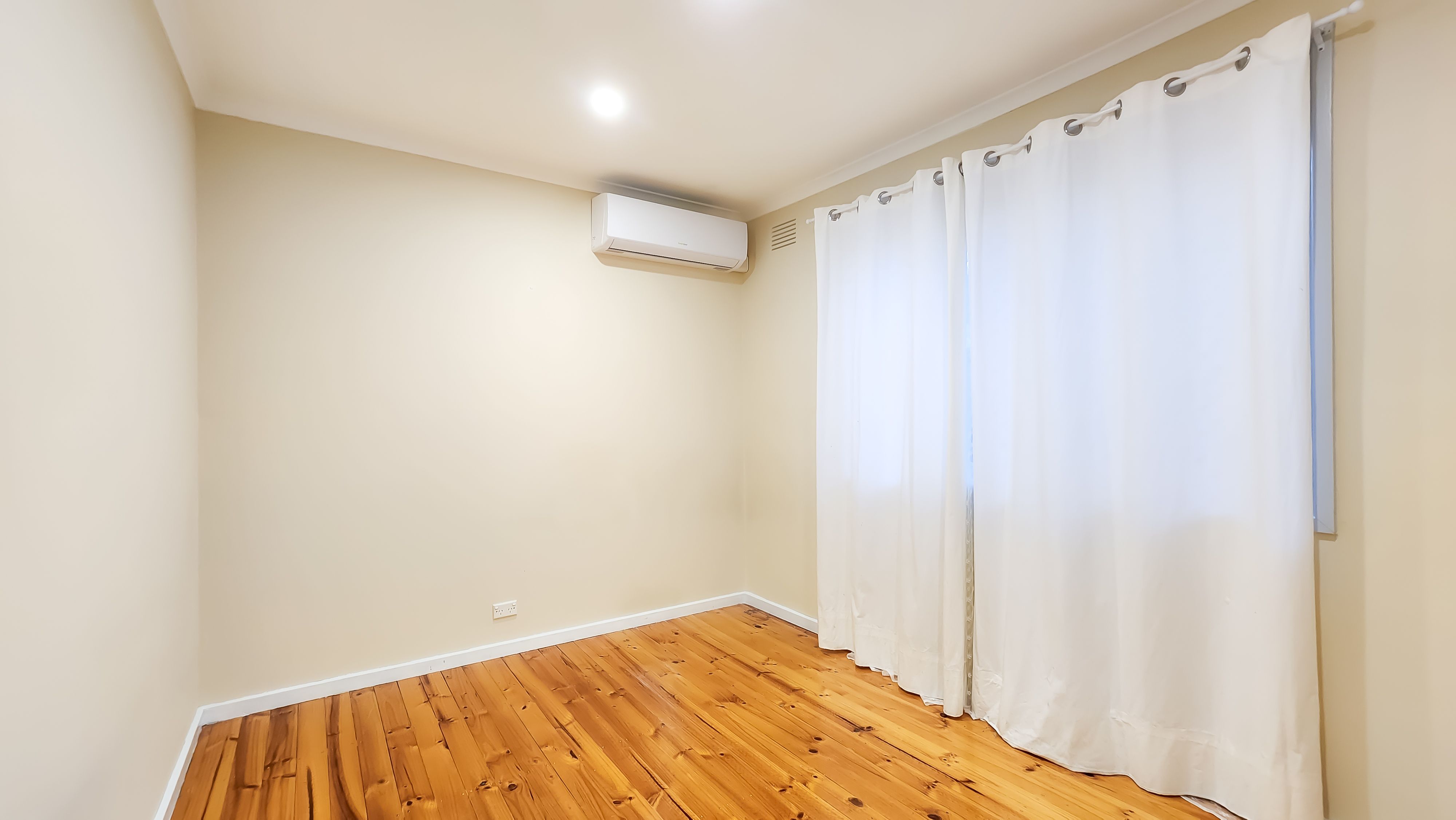 24 Hood Crescent — photo 12 of 15