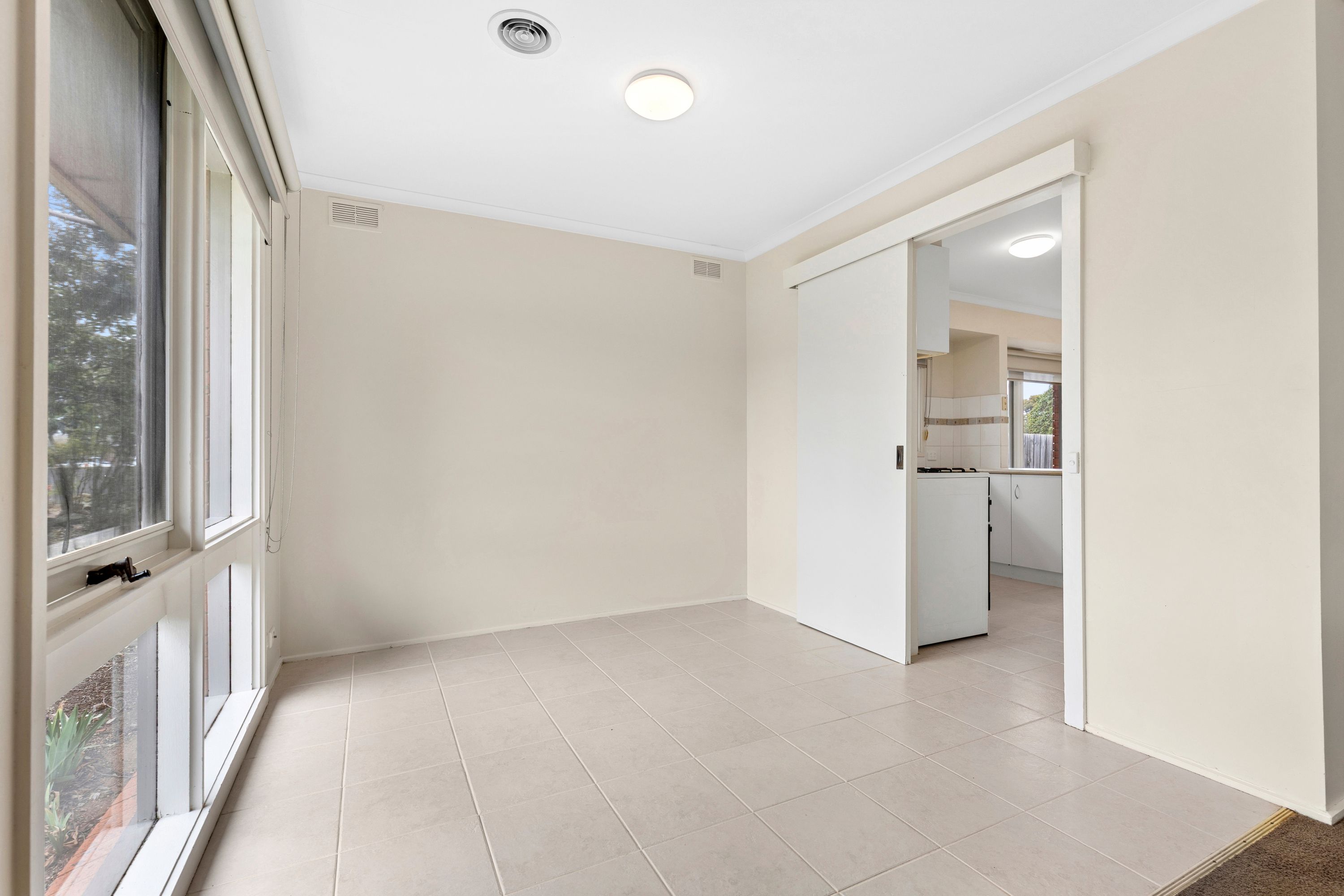 18 Sheeran Crescent — photo 5 of 16