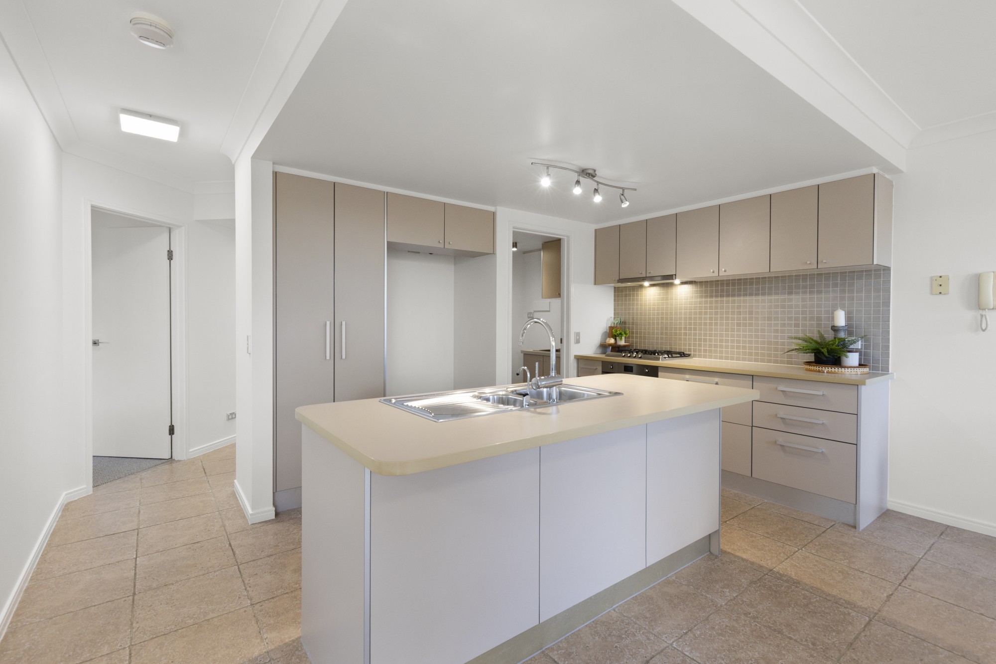 2/3108 The Boulevarde, Carrara, QLD 4211