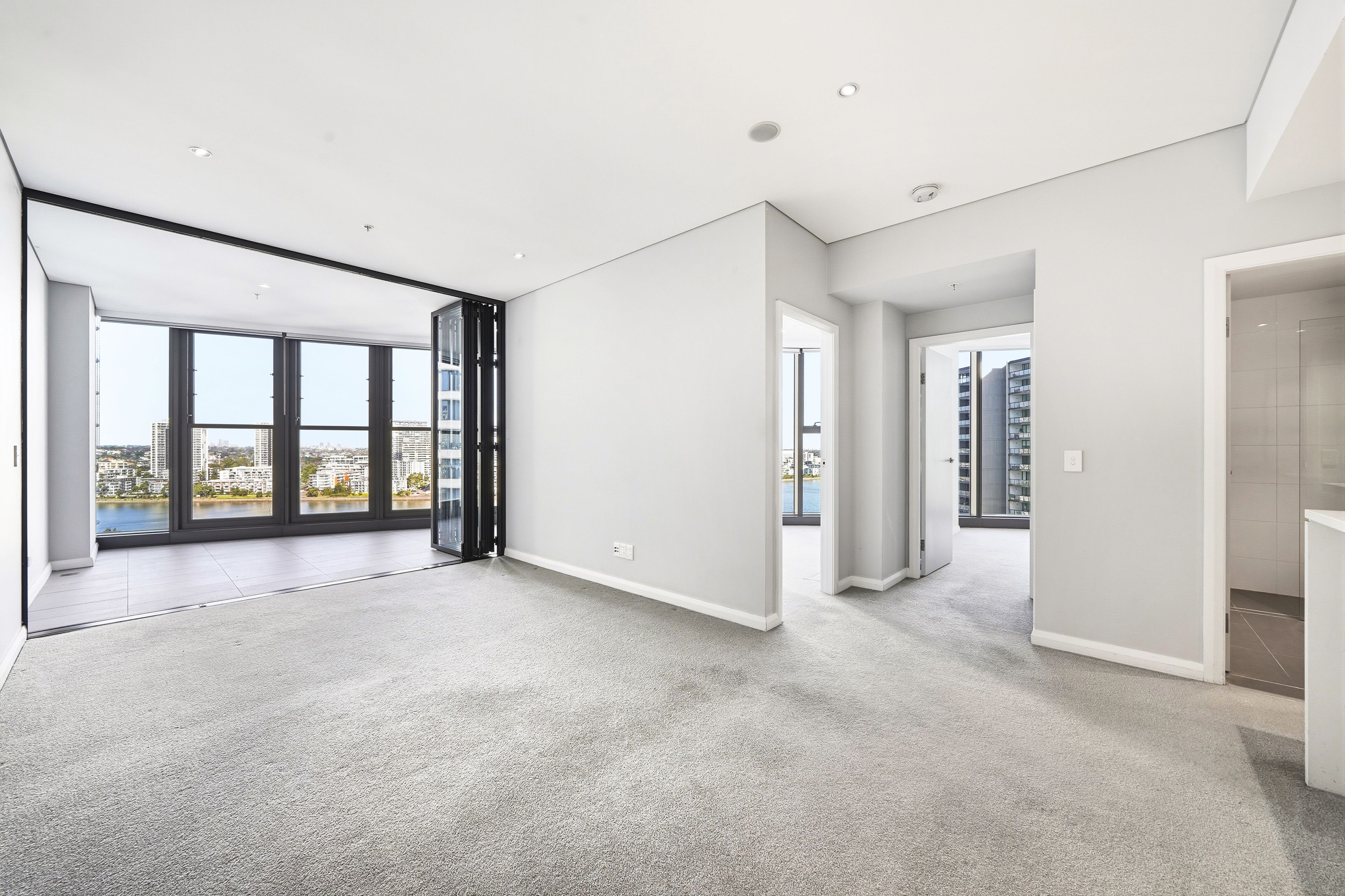 1407/2 Waterways Street — photo 2 of 12