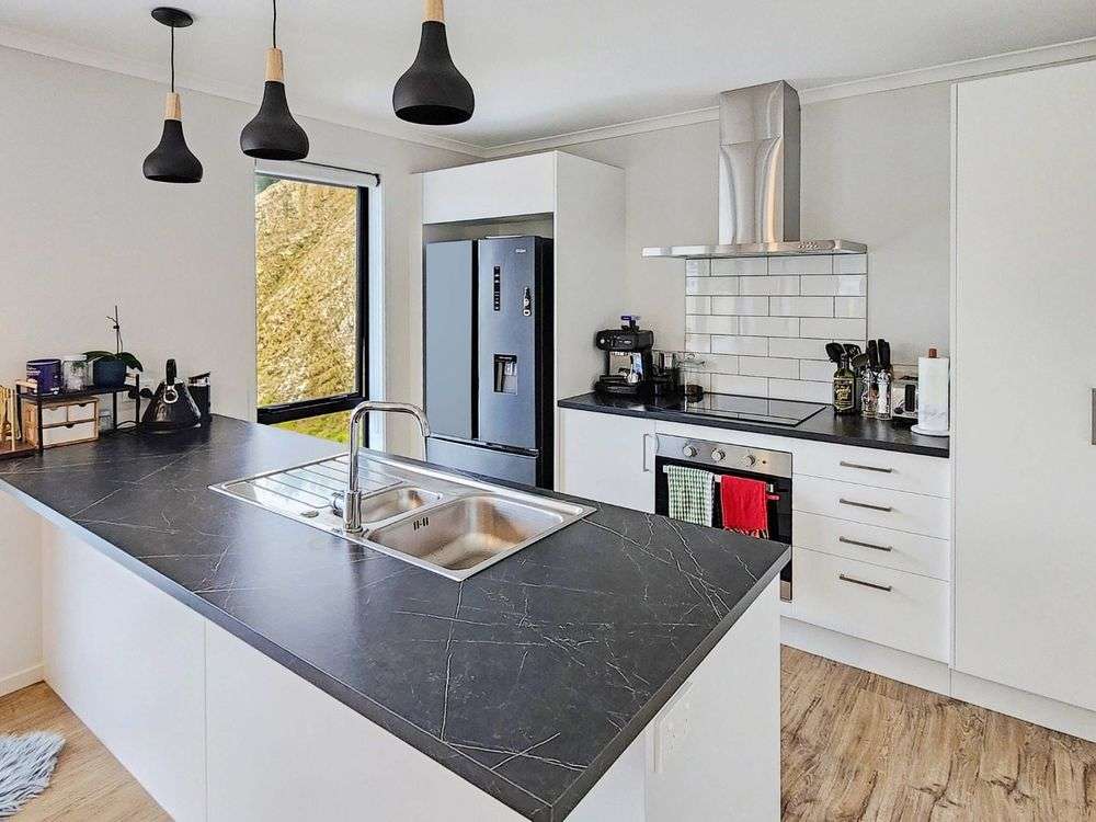 72 Antrim Crescent photo 3