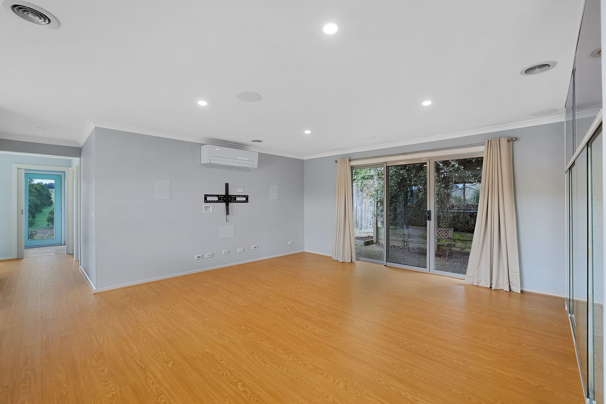 12 Vivian Court — photo 8 of 27