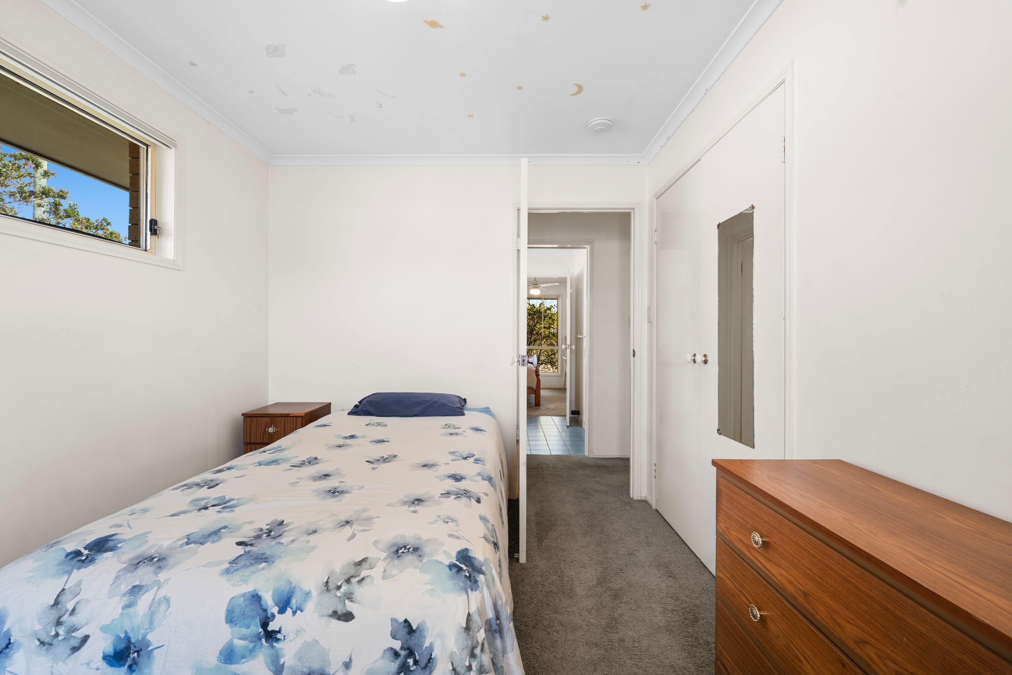 2 Elaine Court — photo 10 of 23