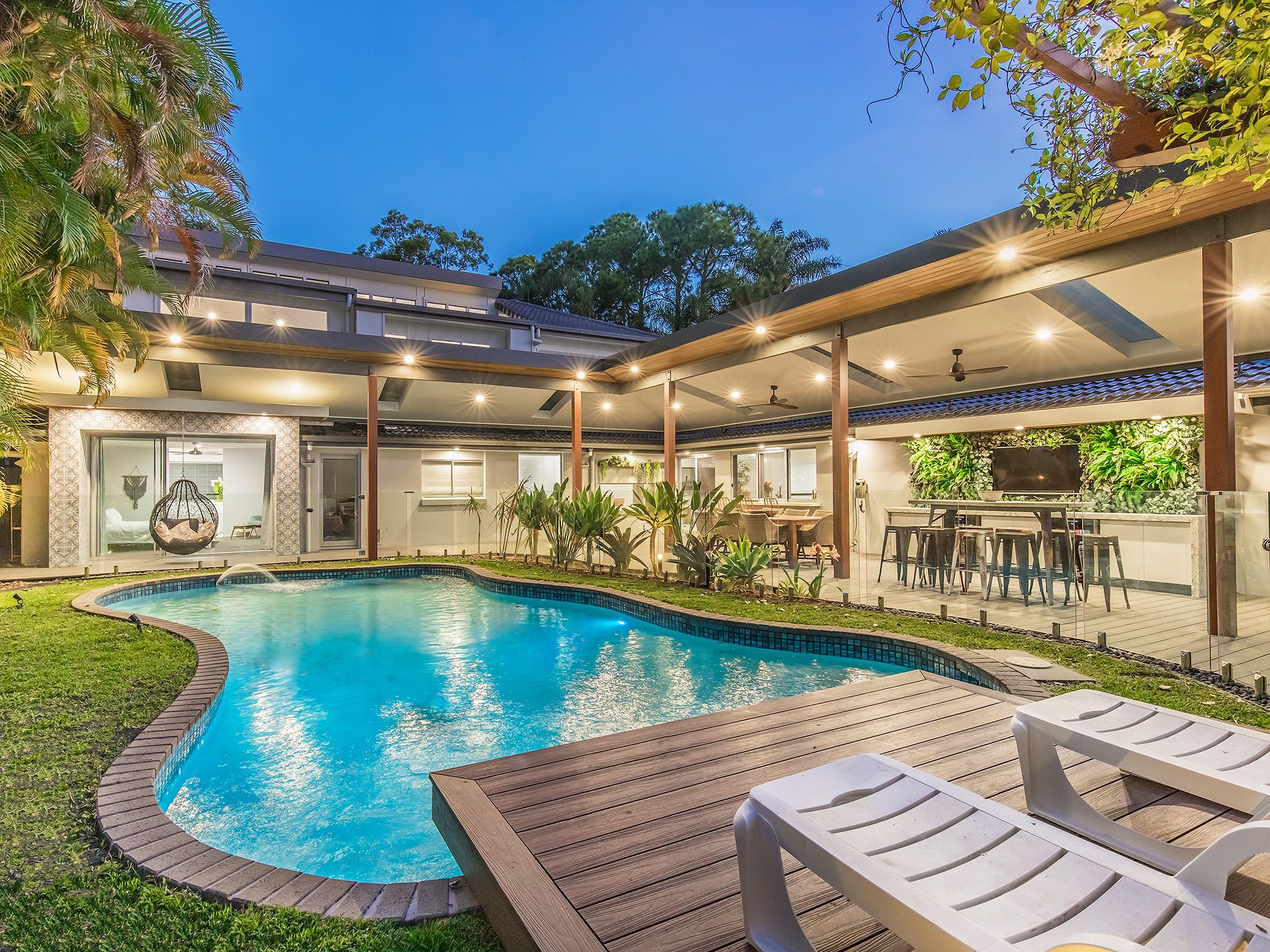 11 Karratha Court, Mermaid Waters QLD 4218