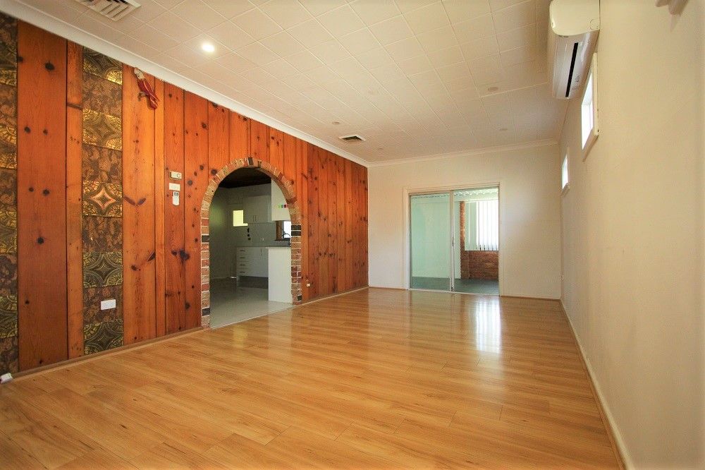 7 Parkland Avenue, Macquarie Fields, NSW 2564