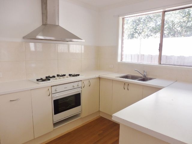 2/16 Jacinta Drive, Cranbourne West, VIC 3977