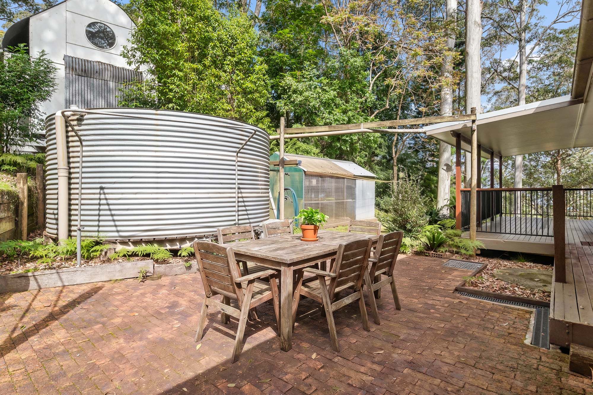 Leafy scenery in a stylishly renovated family retreat — photo 16 of 17