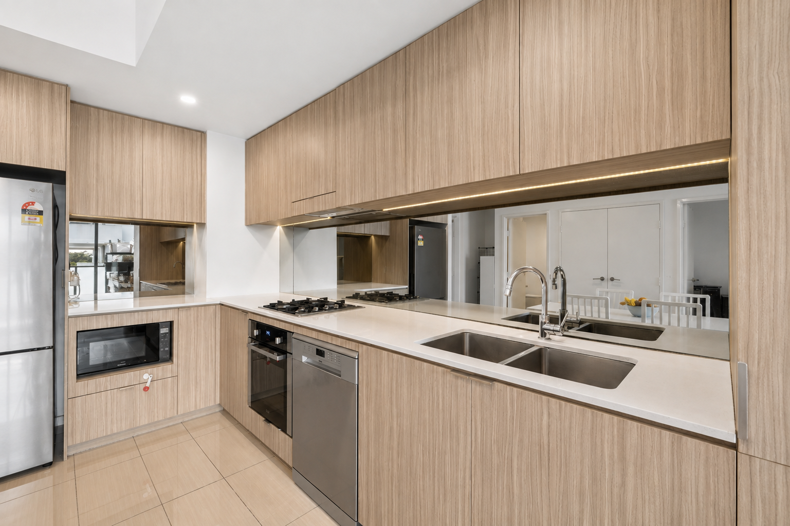 526/1 Vermont Crescent — photo 4 of 17