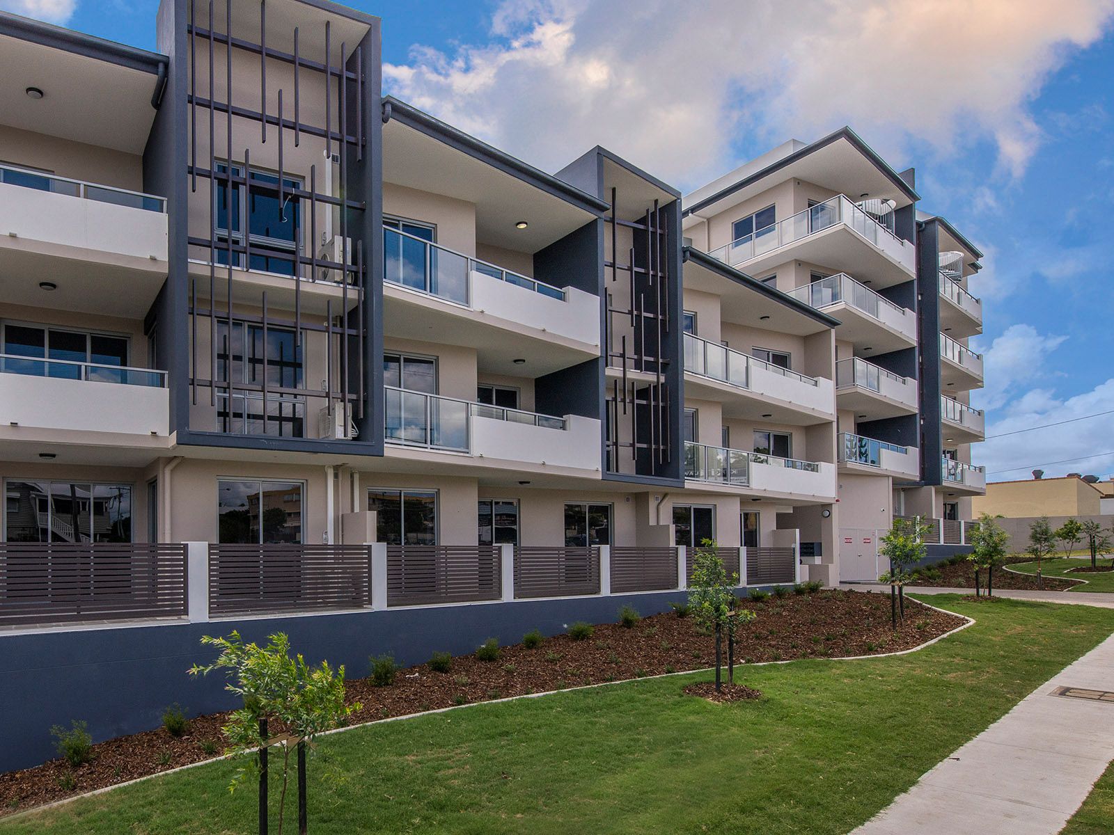 908 Logan Road, Holland Park QLD 4121
