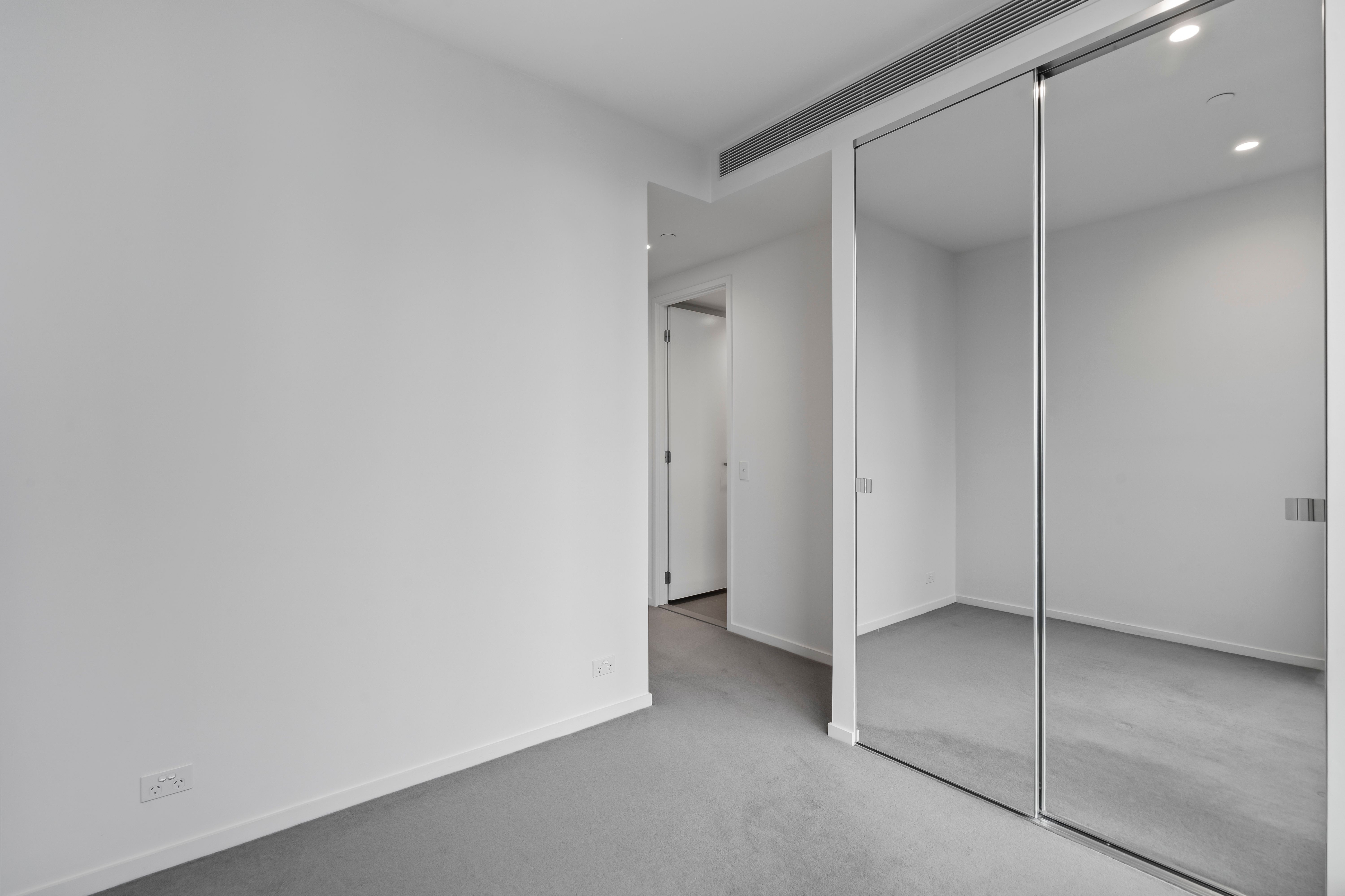 3518/70 Southbank Boulevard — photo 8 of 14