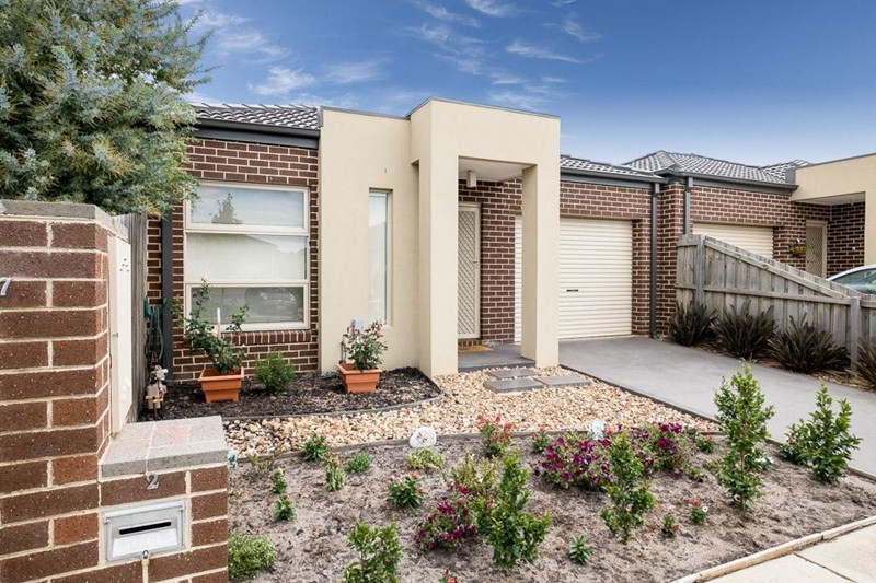 2/27 Red Robin Road, Truganina, VIC 3029
