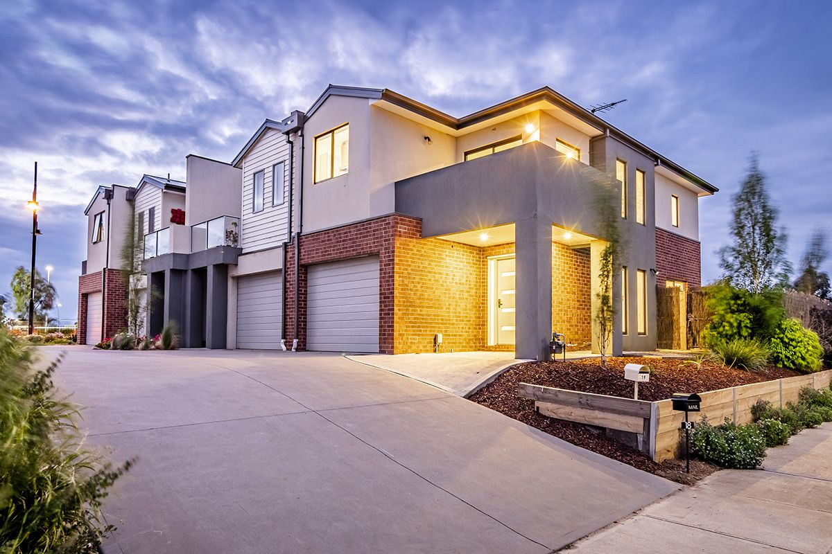 10 Mickleham Drive, Cranbourne North VIC 3977