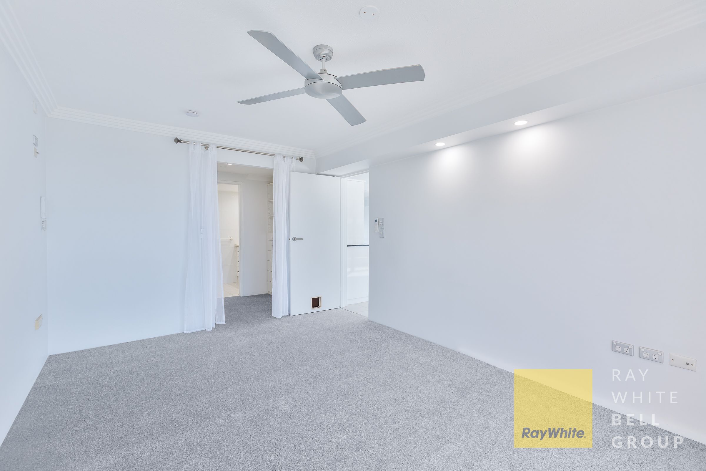63/18 Commodore Drive — photo 10 of 26