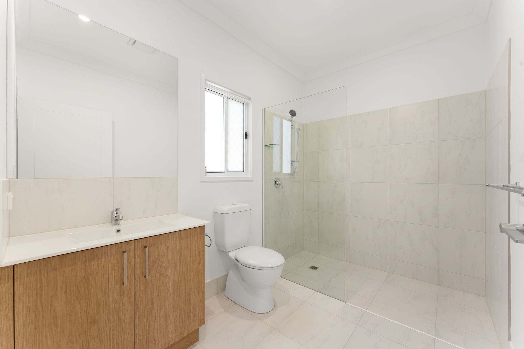8B Woodview Street — photo 10 of 16
