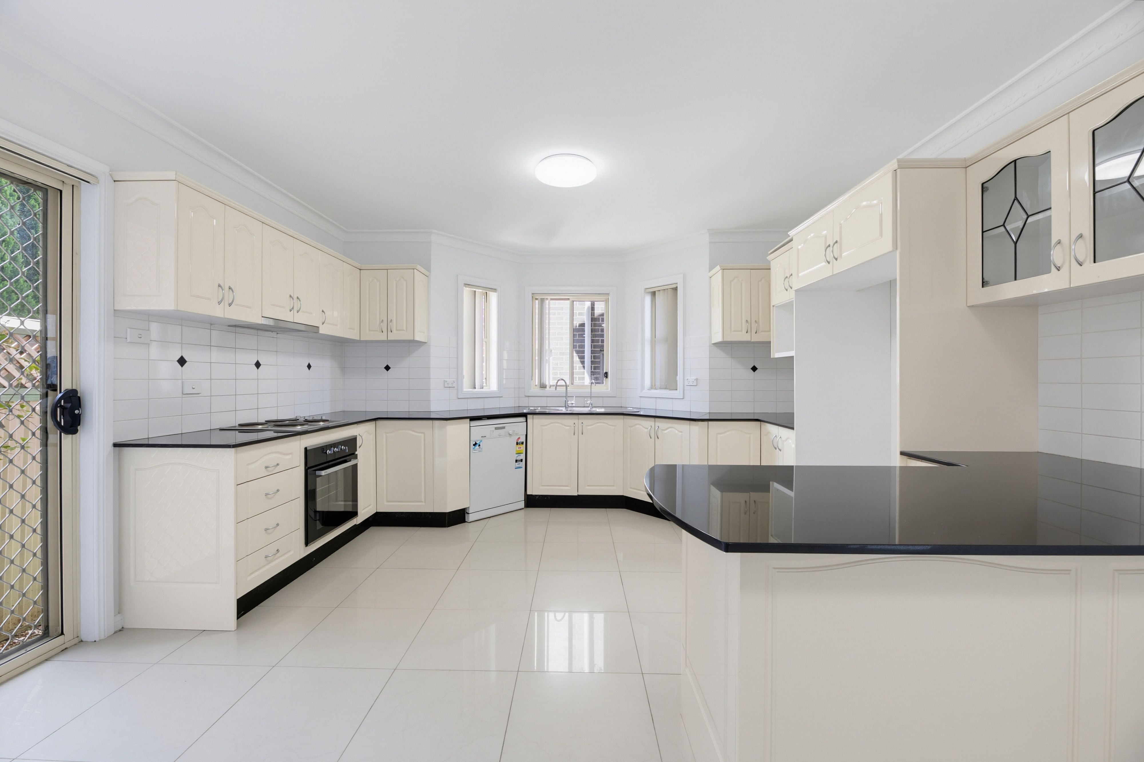 16 Hilda Street — photo 3 of 8