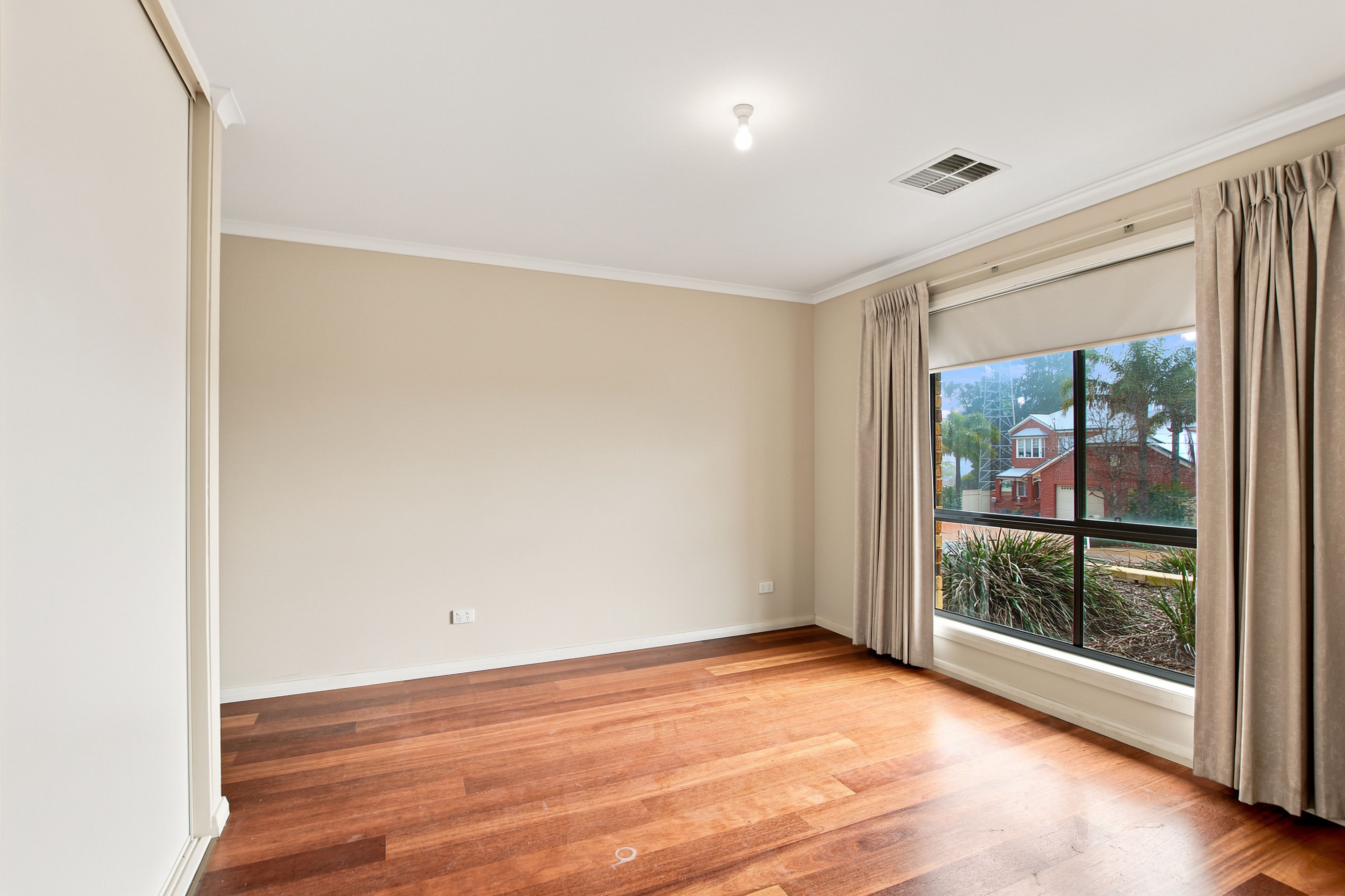 12 Edwards Crescent — photo 9 of 19