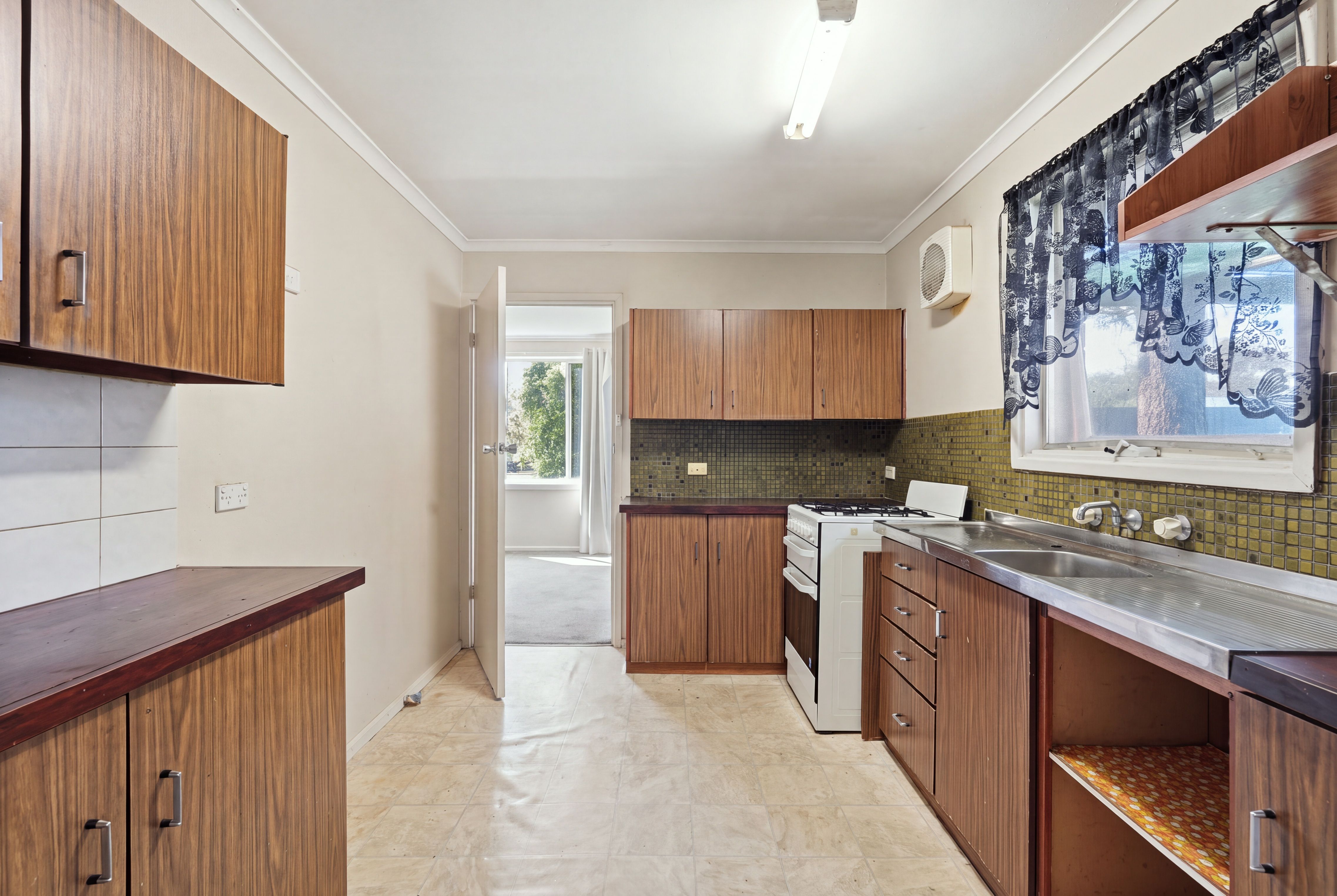 10 Koongarra Crescent — photo 4 of 11