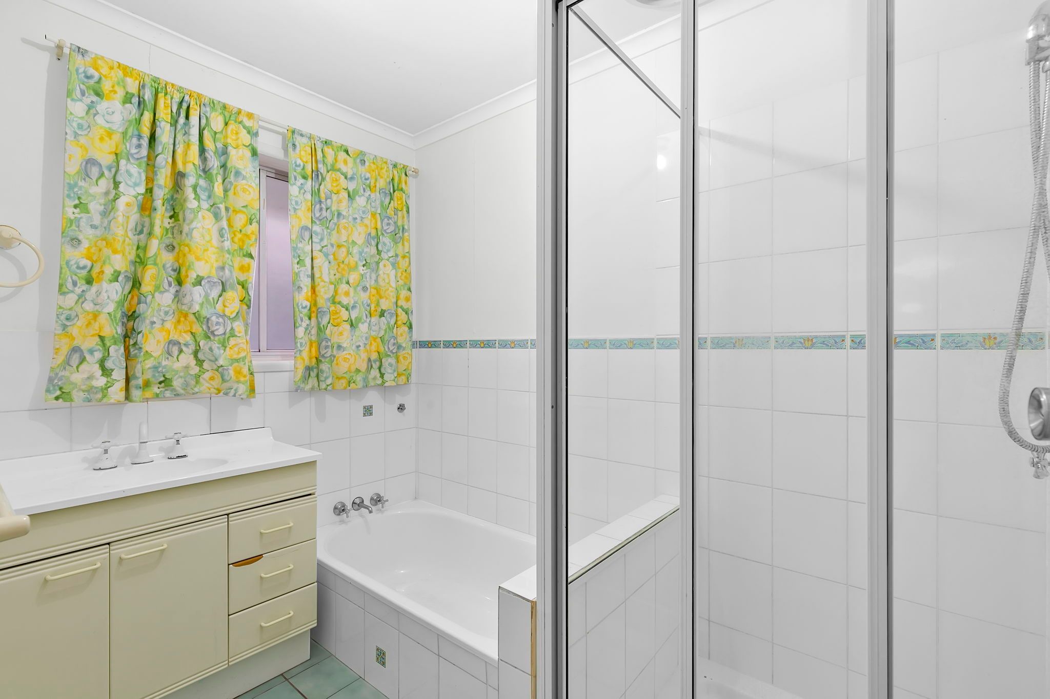 10 Ootana Street, Chapel Hill, QLD 4069