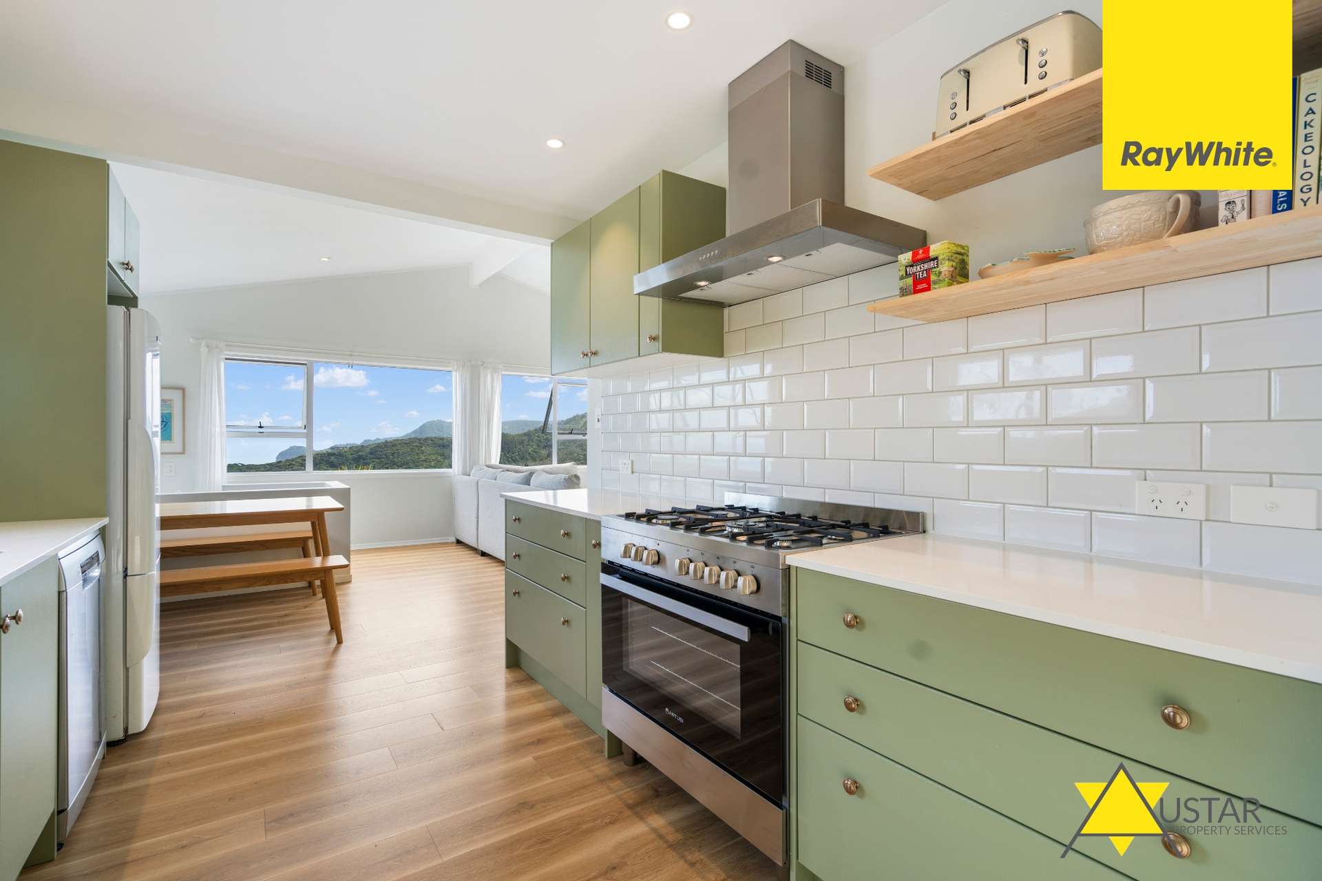 16 Piha Road photo 8