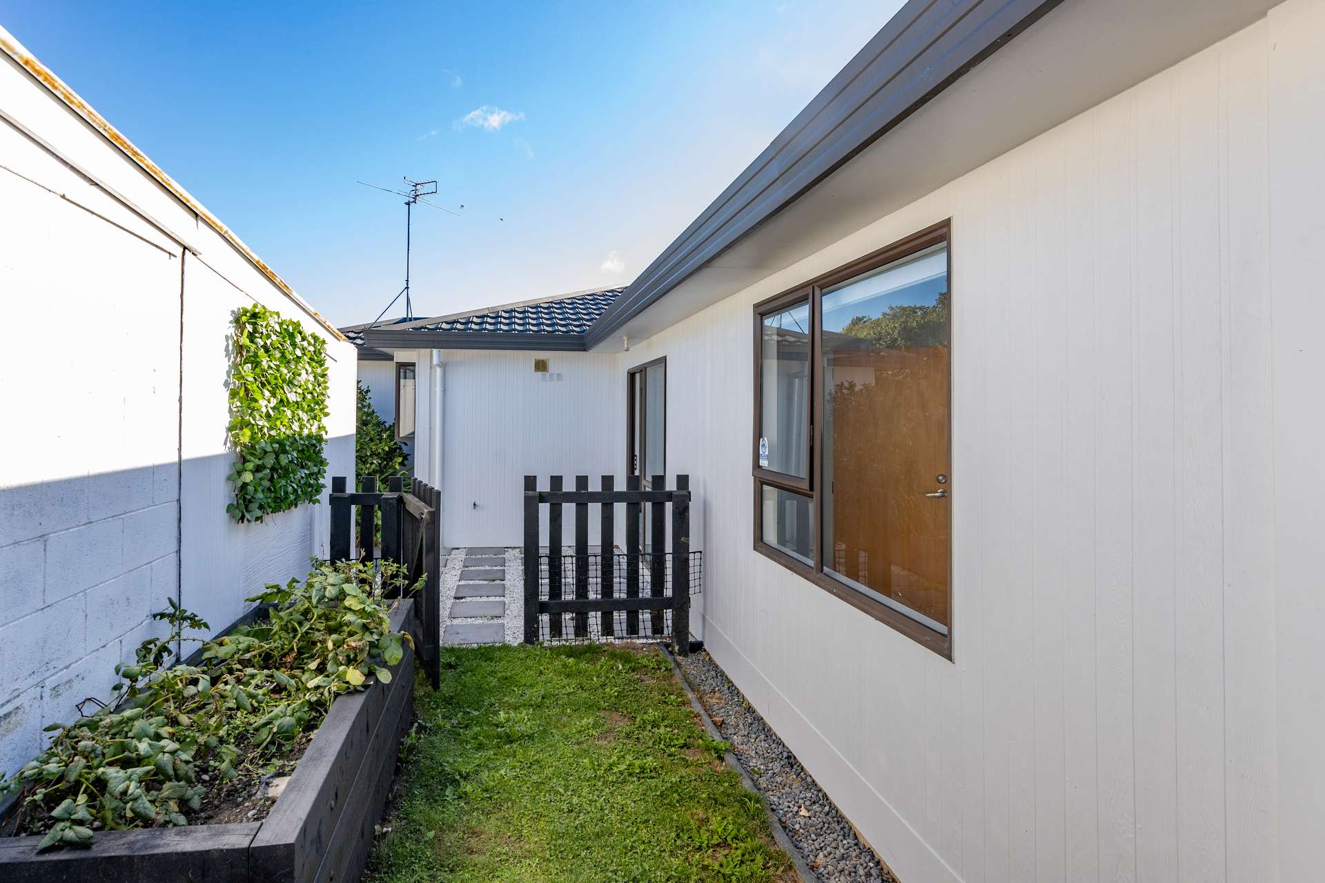 16 Bourne Crescent photo 13