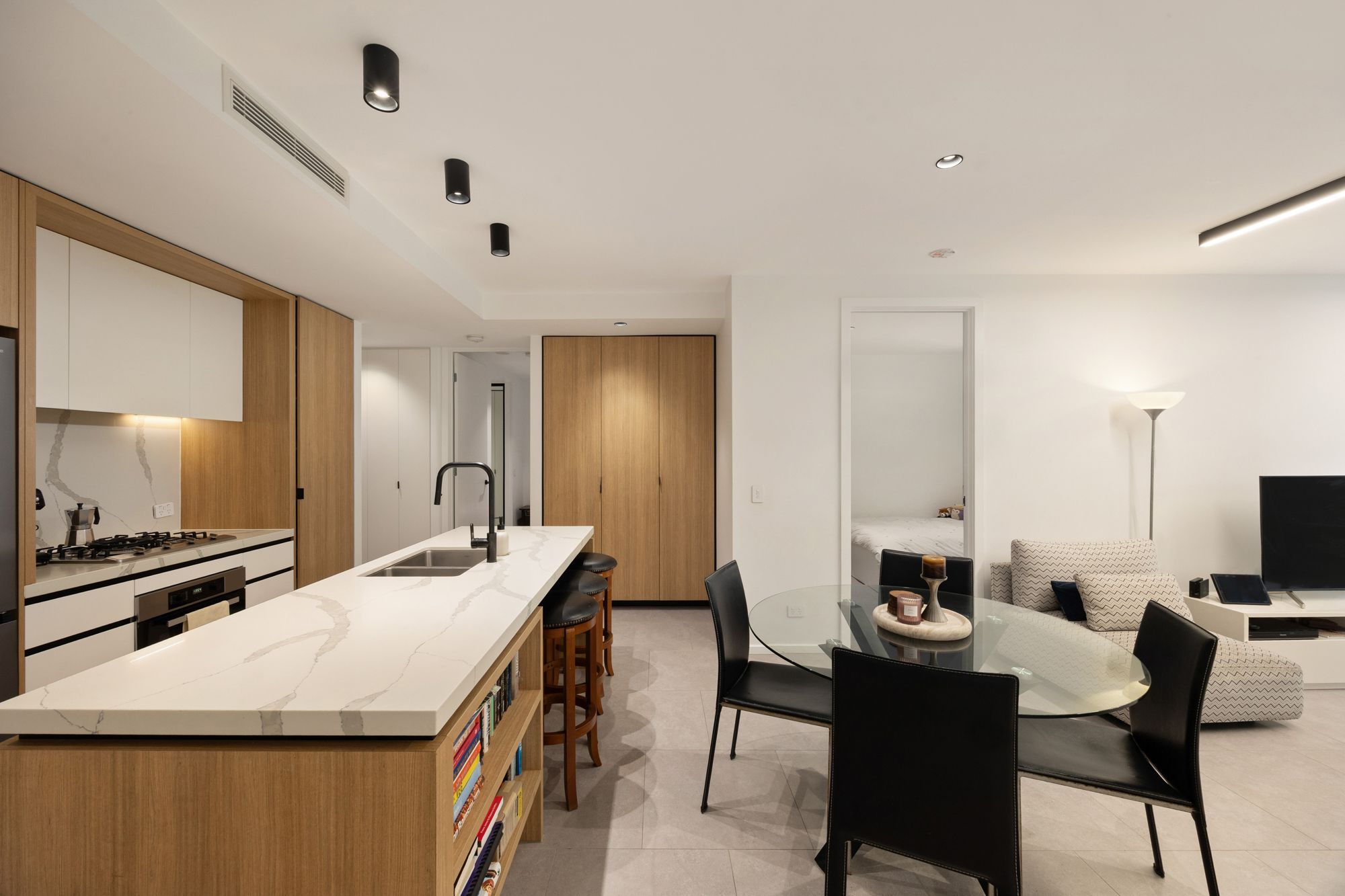 Three-bedroom courtyard apartment in the heart of Teneriffe — photo 3 of 14