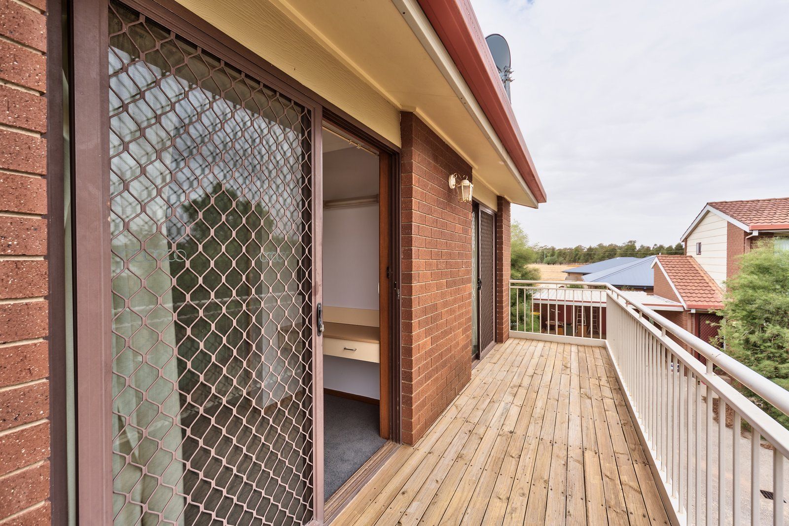 1/4 Sunnyside Crescent — photo 6 of 9