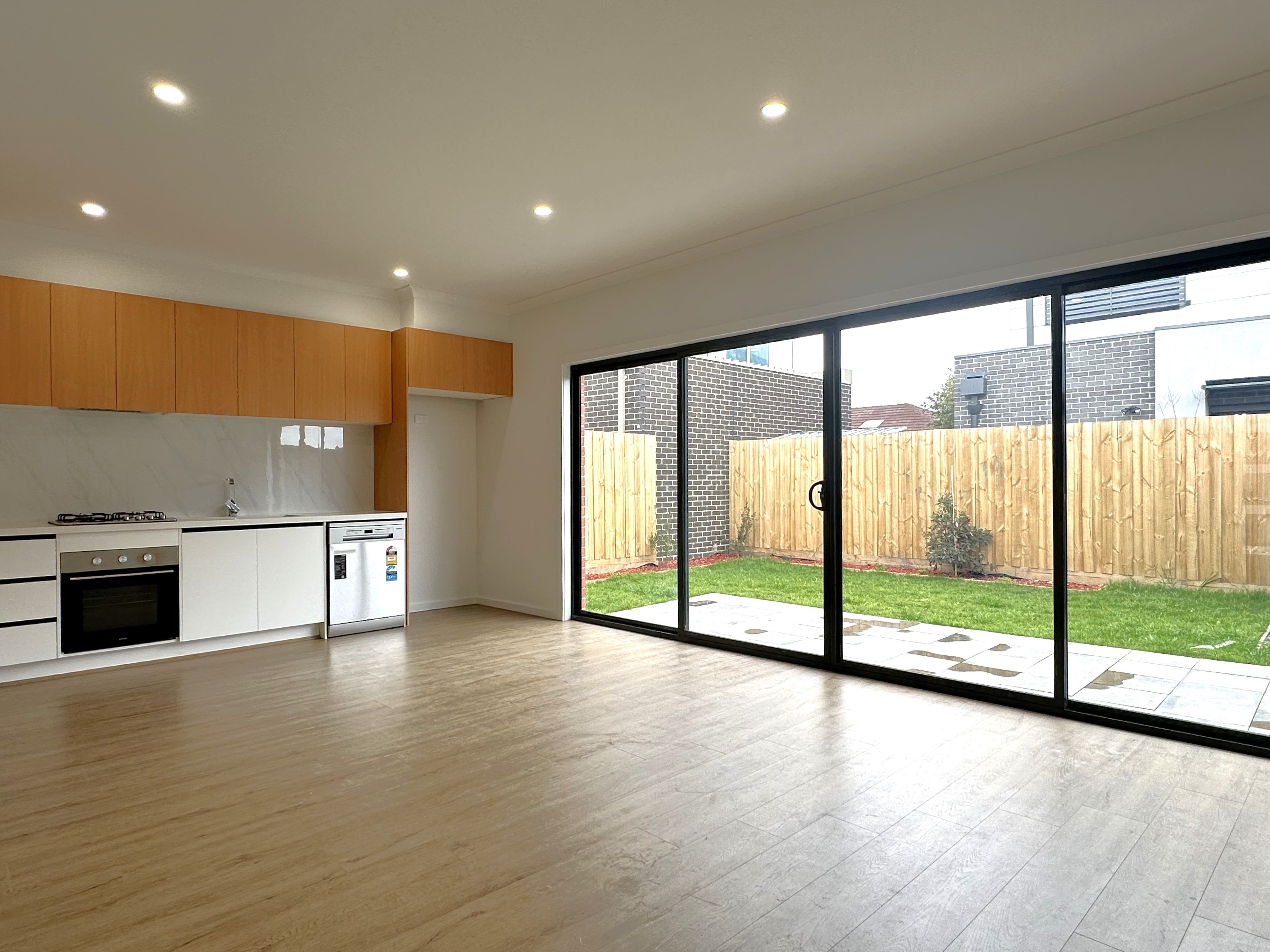 2/3 Dumbarton Street, Reservoir, VIC 3073