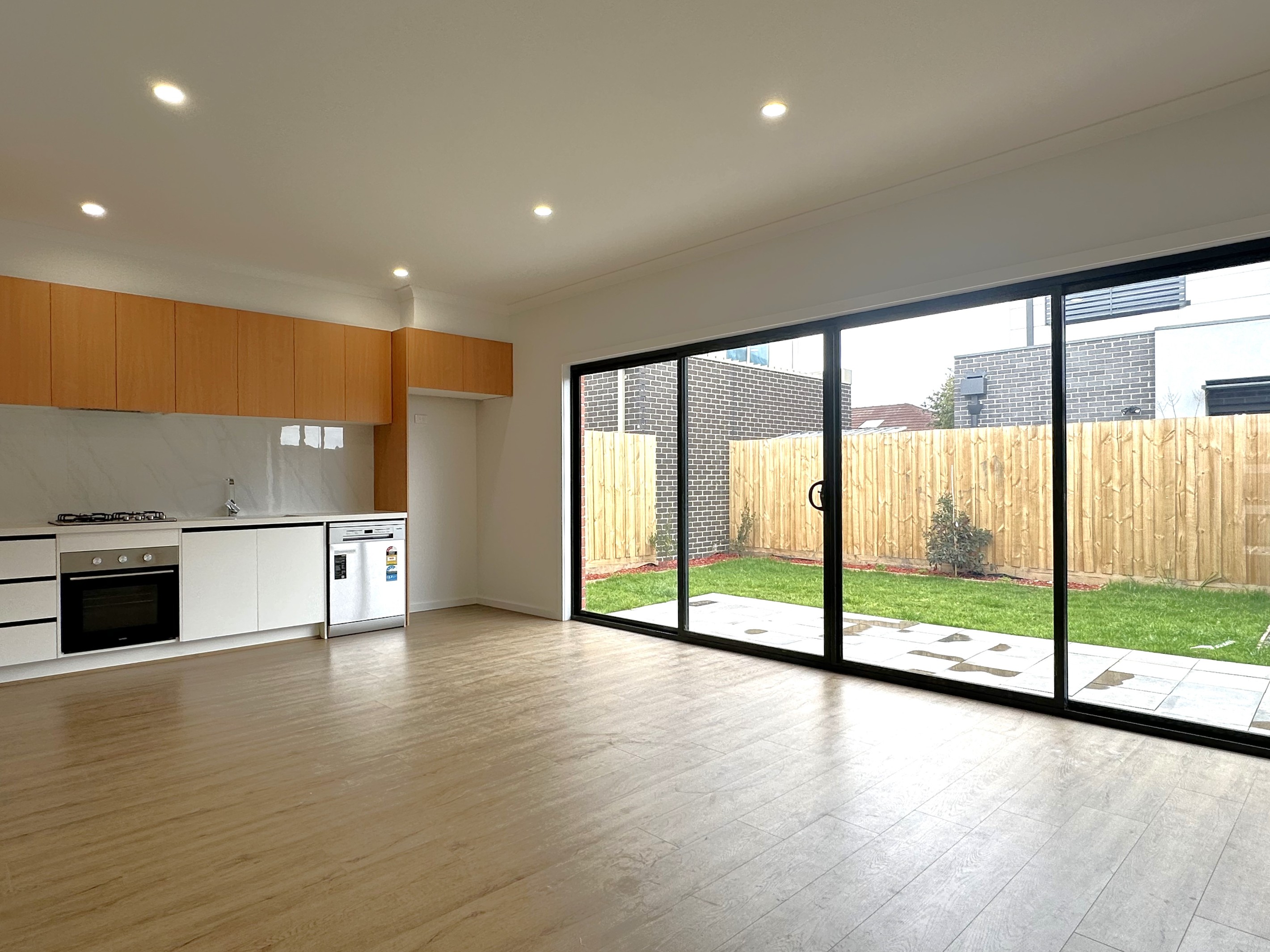 2/3 Dumbarton Street, Reservoir, VIC 3073