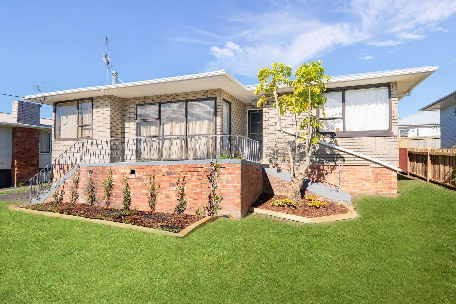 7 Cobham Crescent photo 1