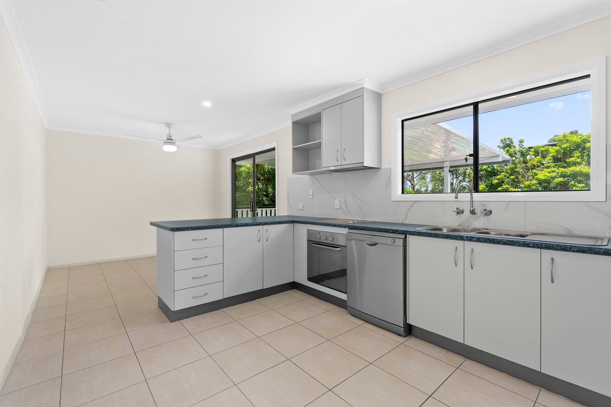 404 Cliveden Avenue, Corinda, QLD 4075