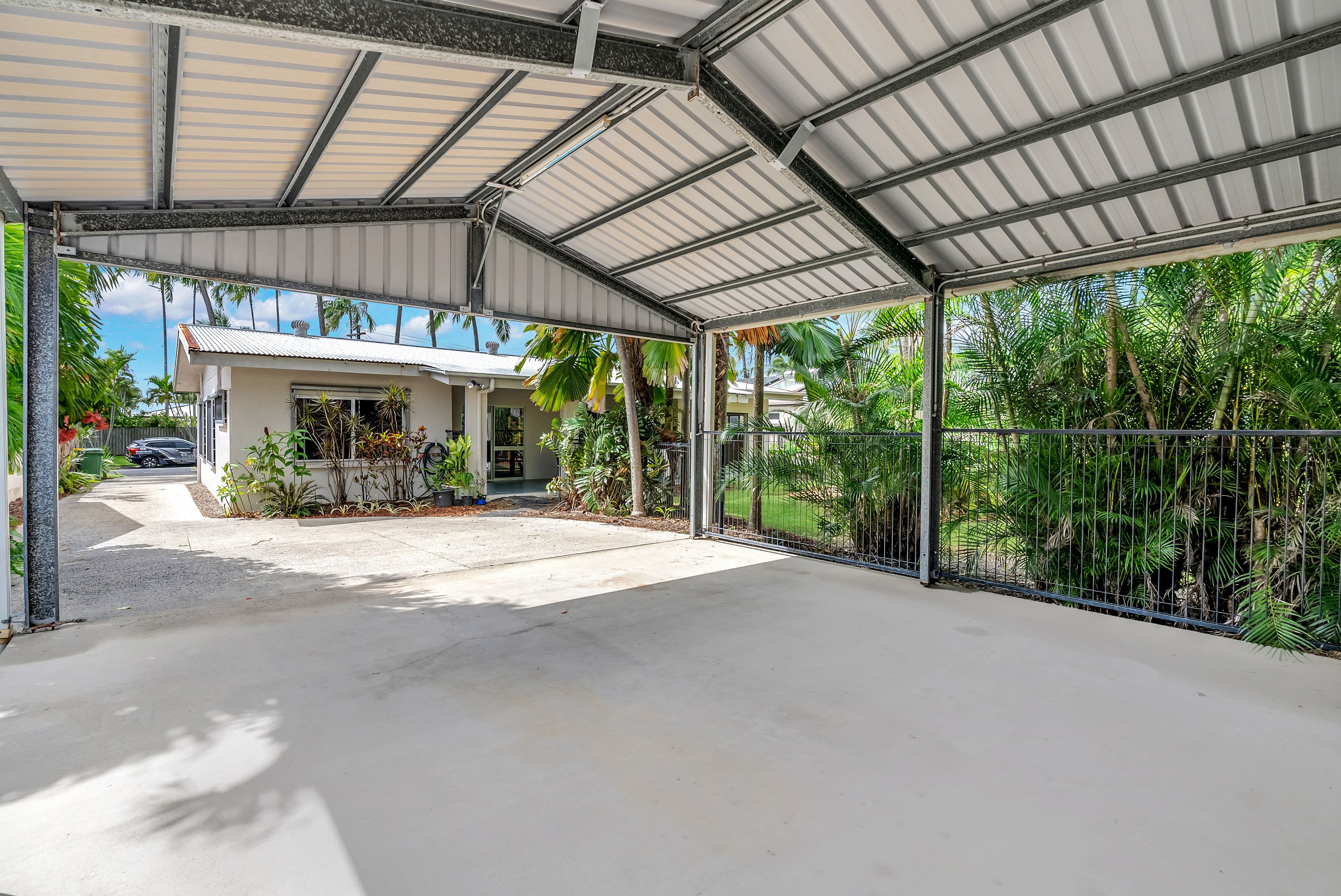 11 Thais Street, Palm Cove, QLD 4879