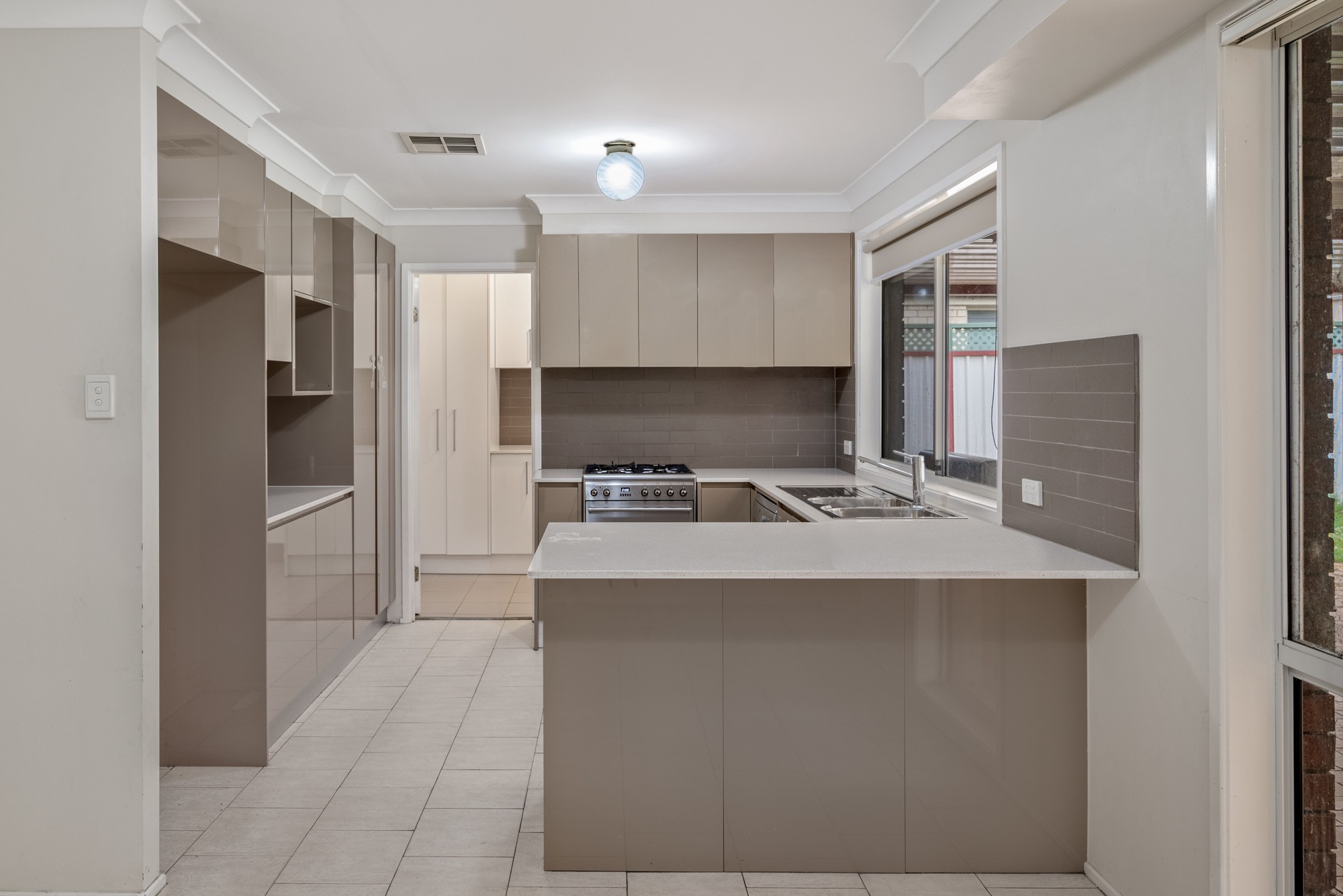 33 Lysander Avenue, Rosemeadow, NSW 2560