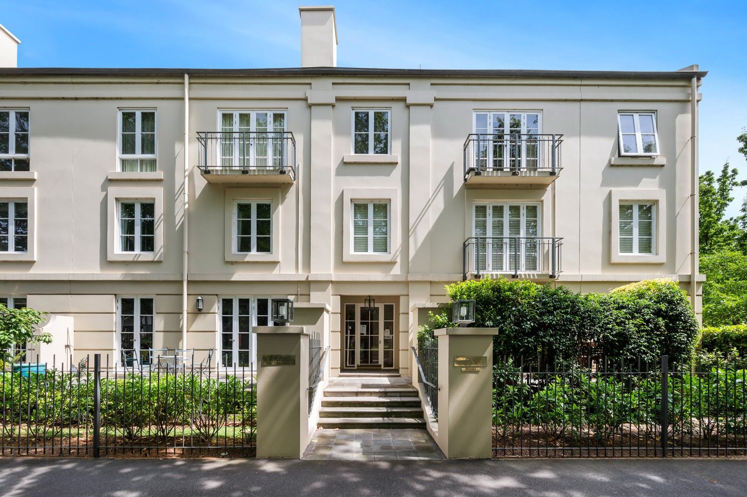 25/201 Wellington Parade South — photo from Ray White CRE