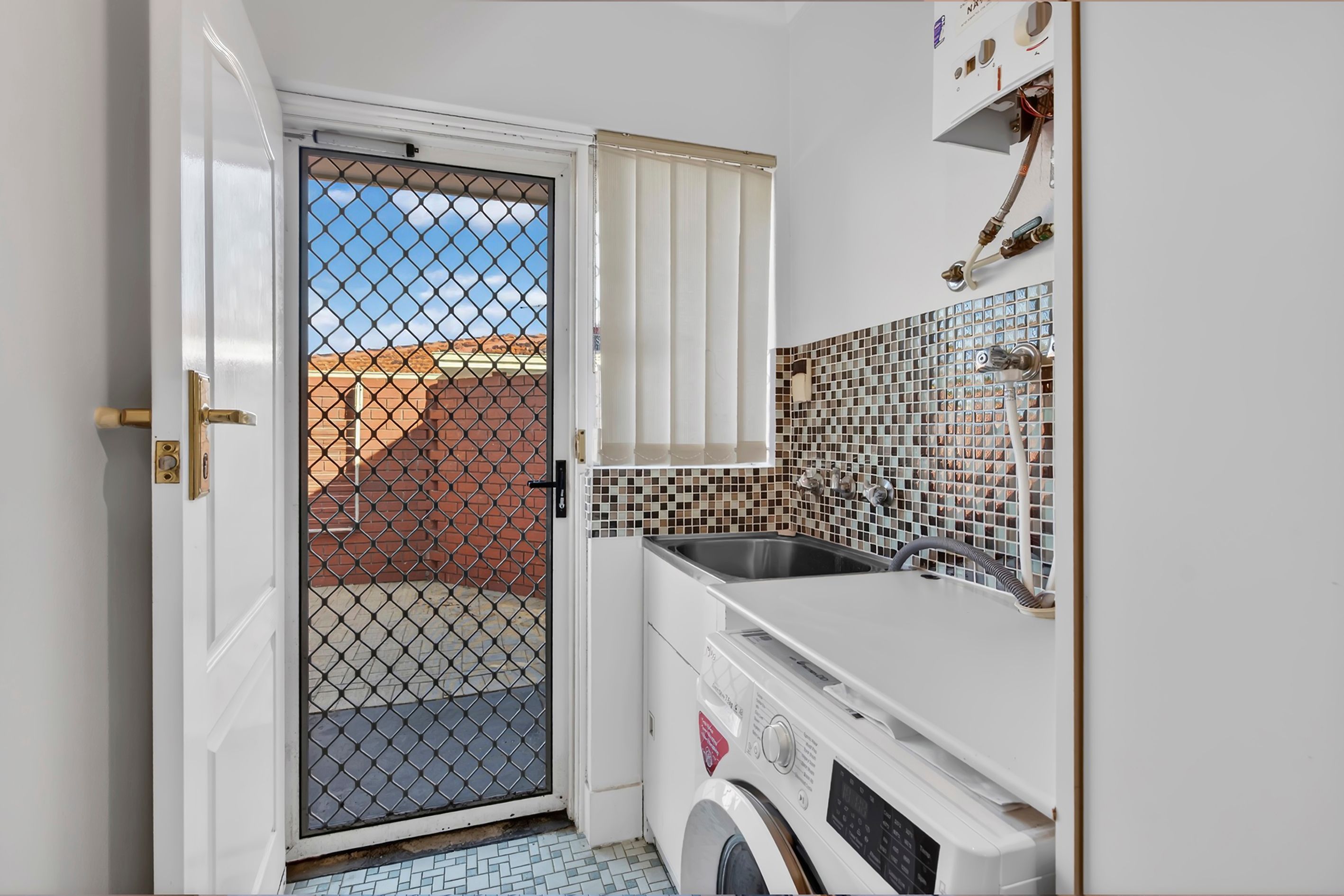 1/121 Edward Street — photo 10 of 17