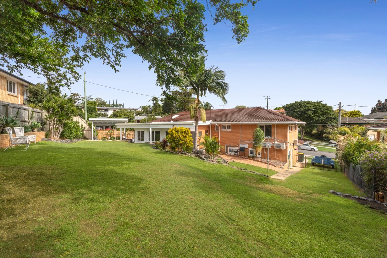 1 Euratha Street, Stafford Heights, QLD 4053