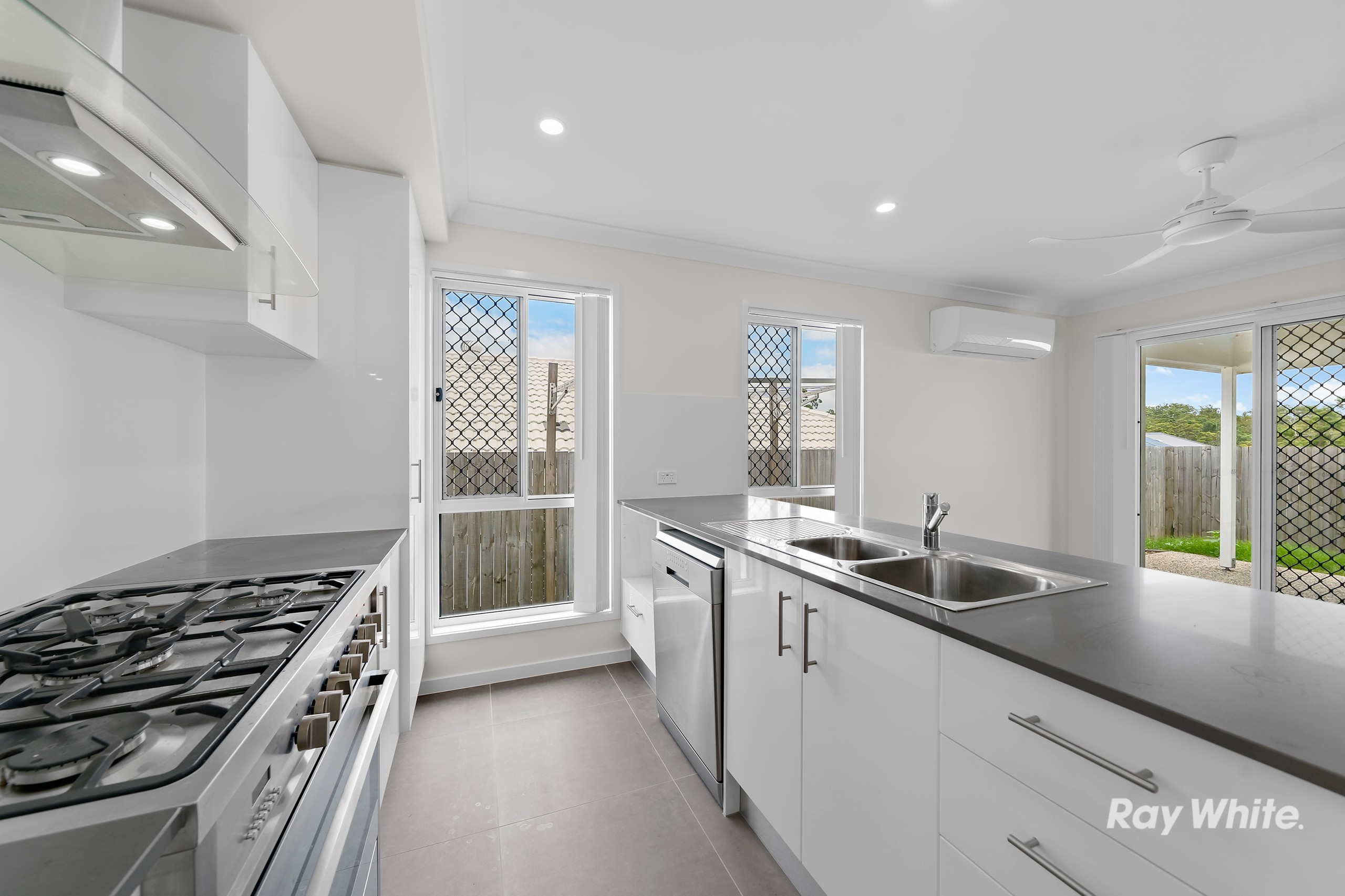 6 Latrobe Court, SPRING MOUNTAIN, QLD 4300